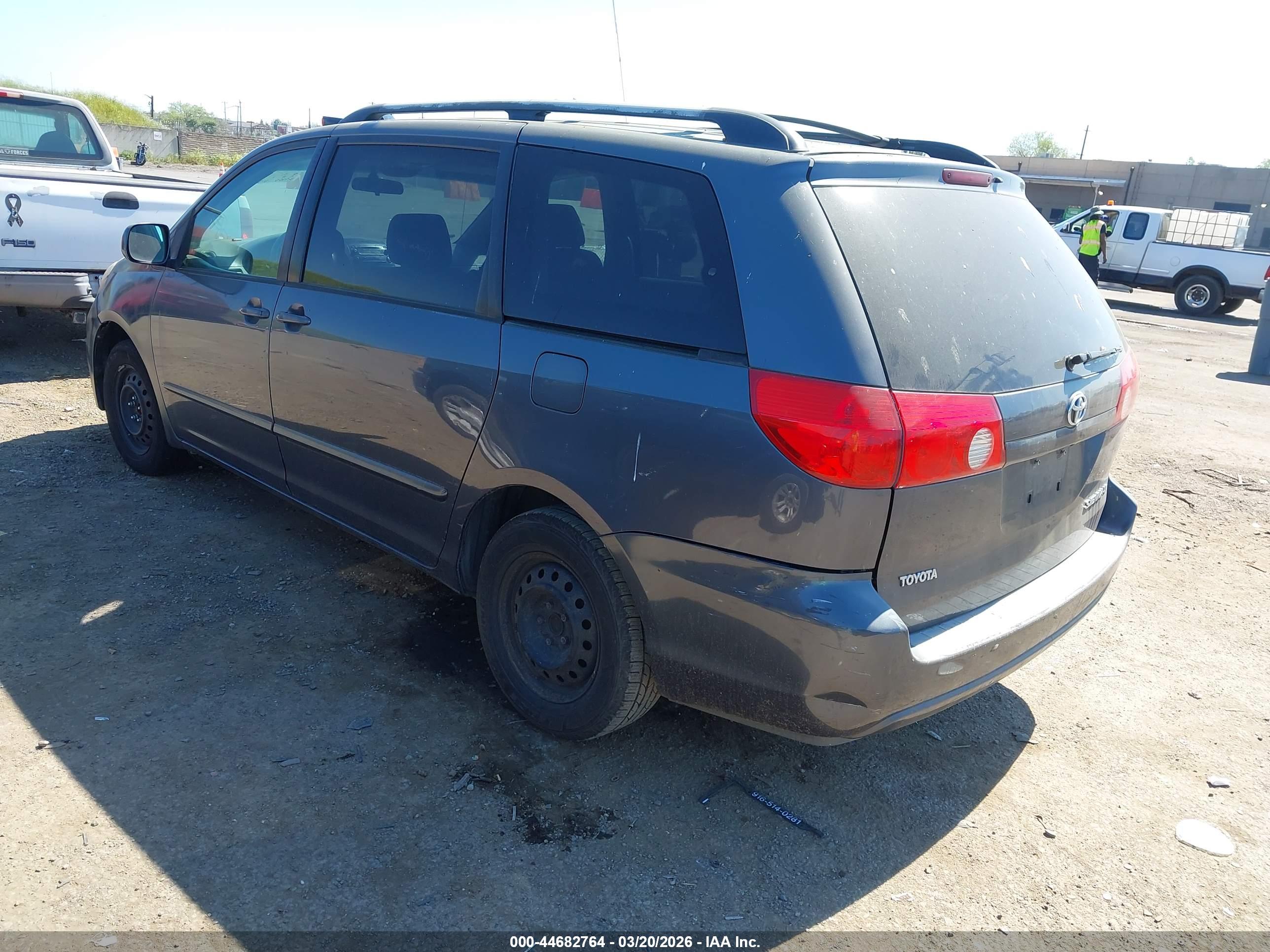 TOYOTA SIENNA image 3