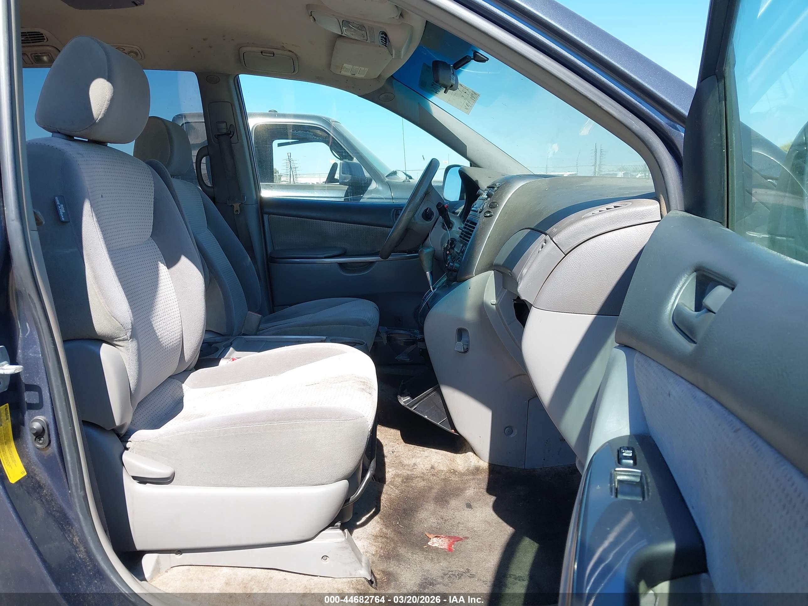 TOYOTA SIENNA image 5