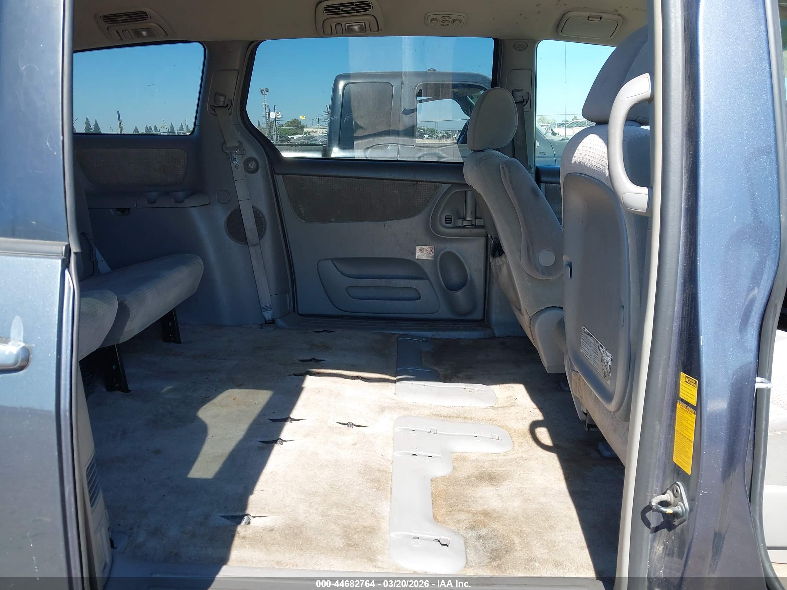 TOYOTA SIENNA image 8