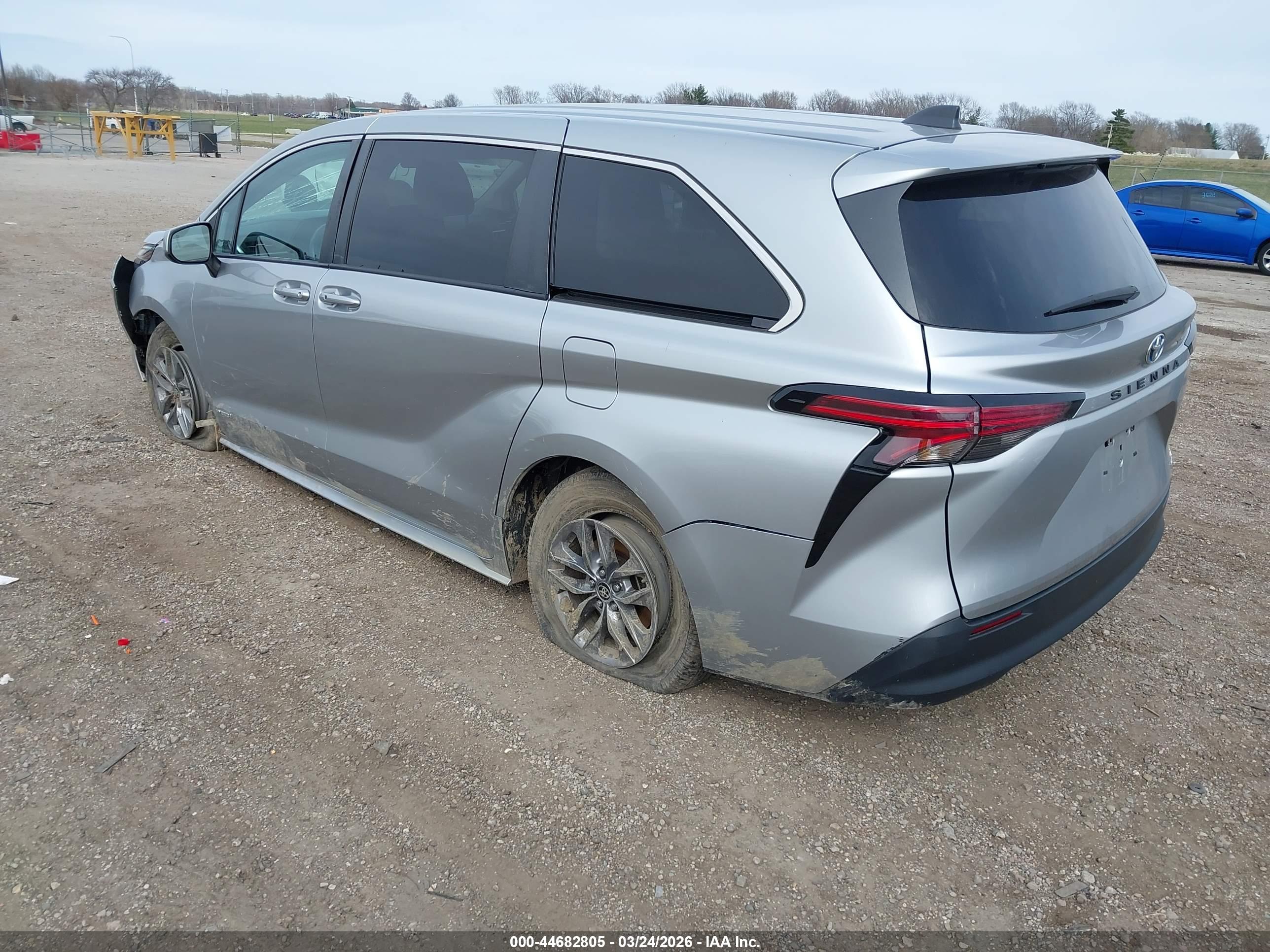 TOYOTA SIENNA image 3