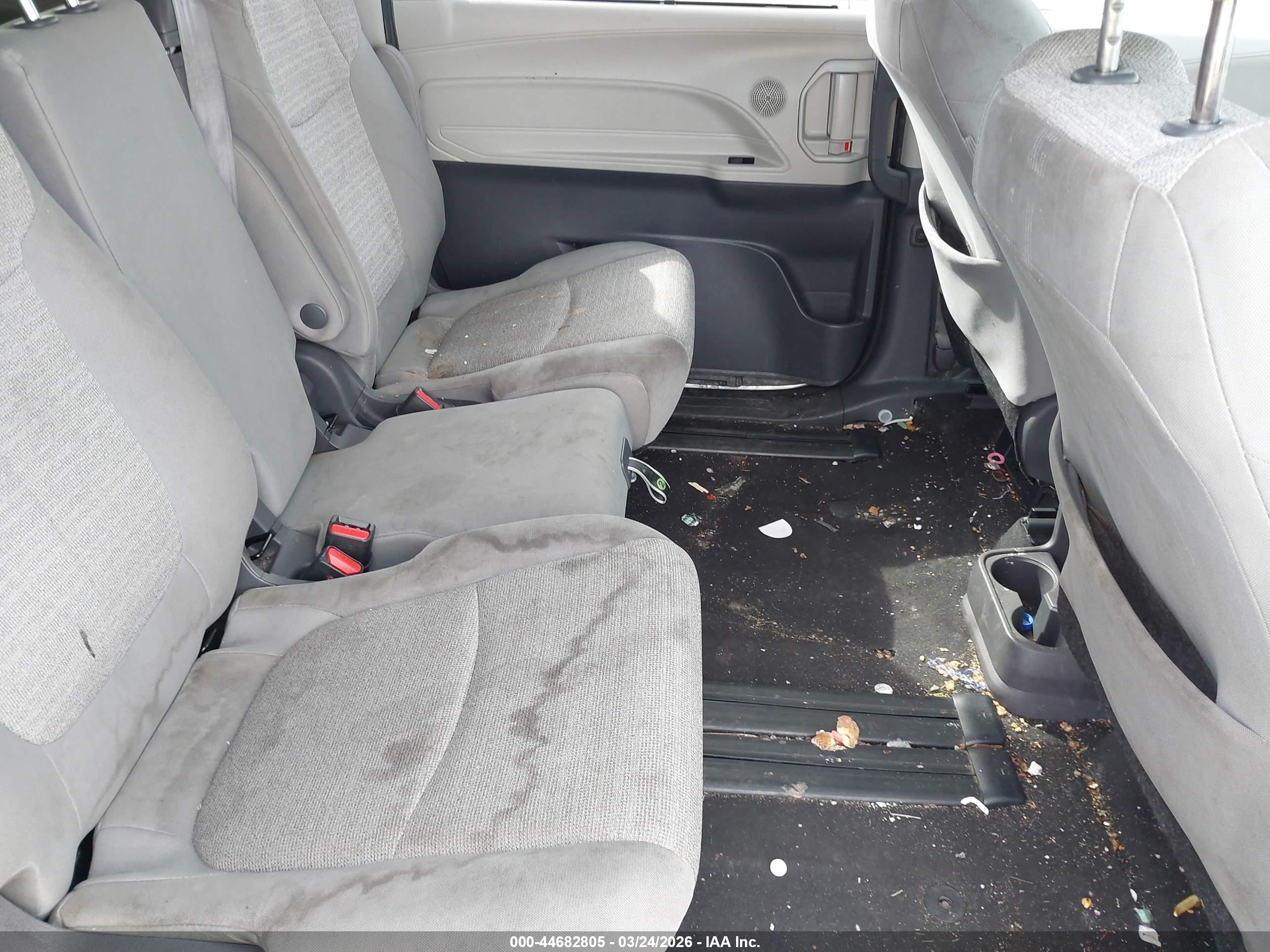 TOYOTA SIENNA image 8