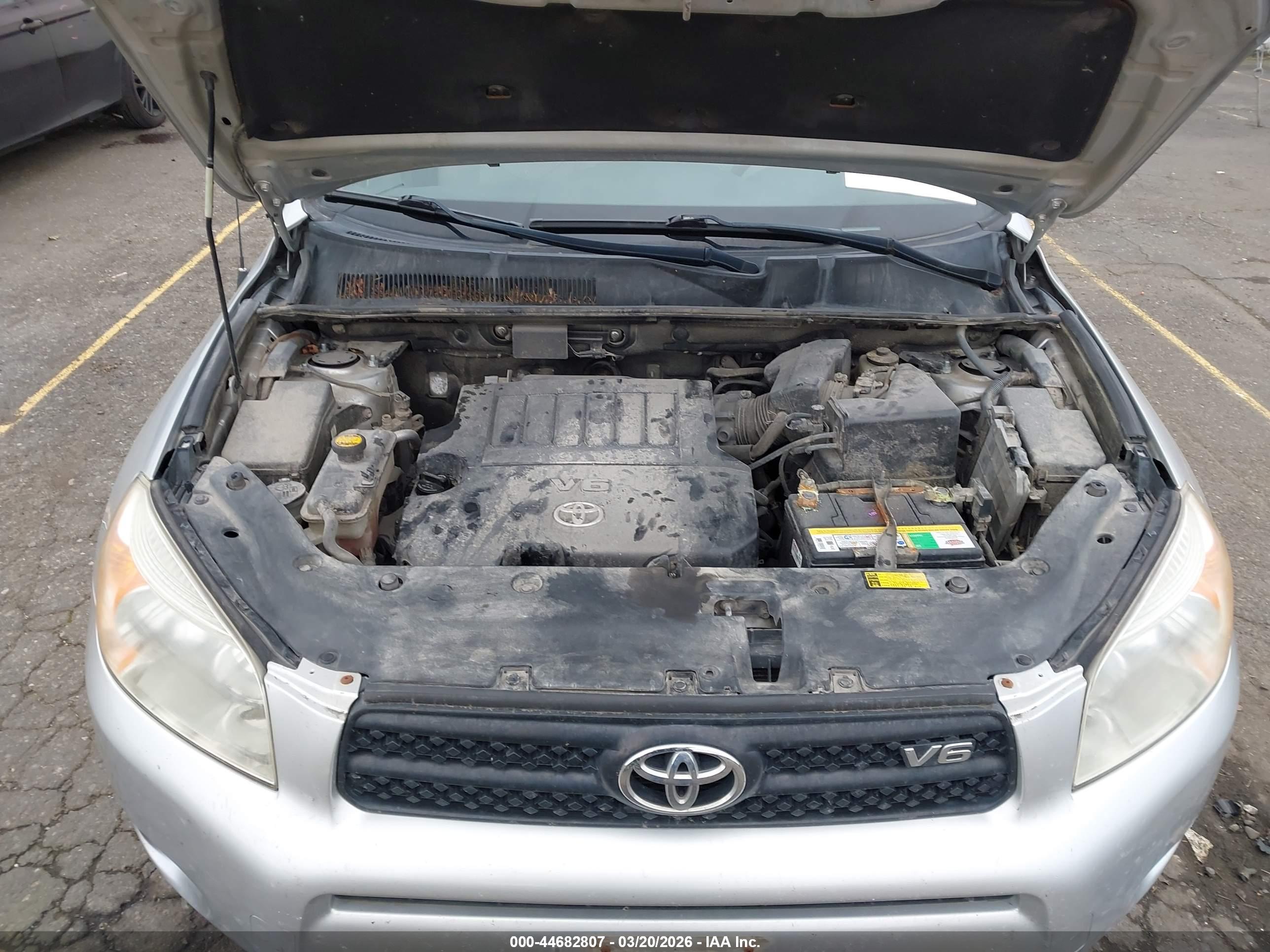 TOYOTA RAV4 image 10
