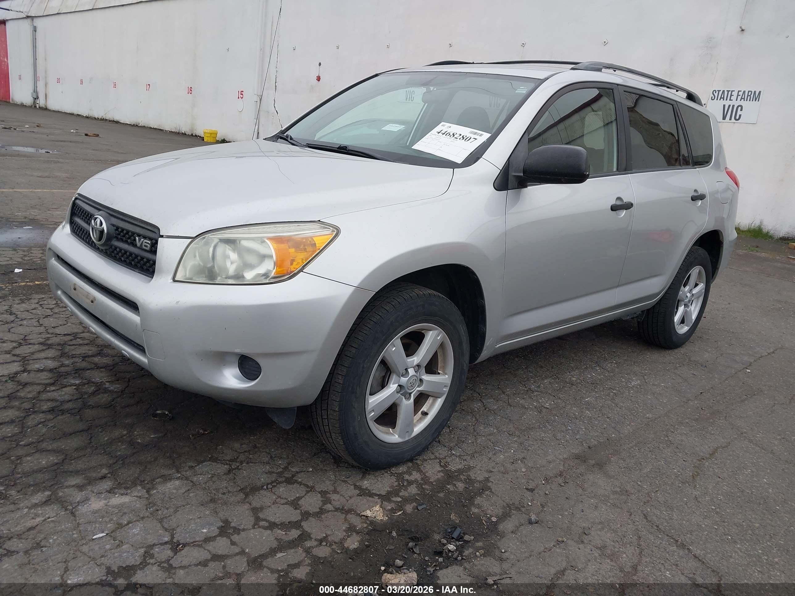 TOYOTA RAV4 image 2