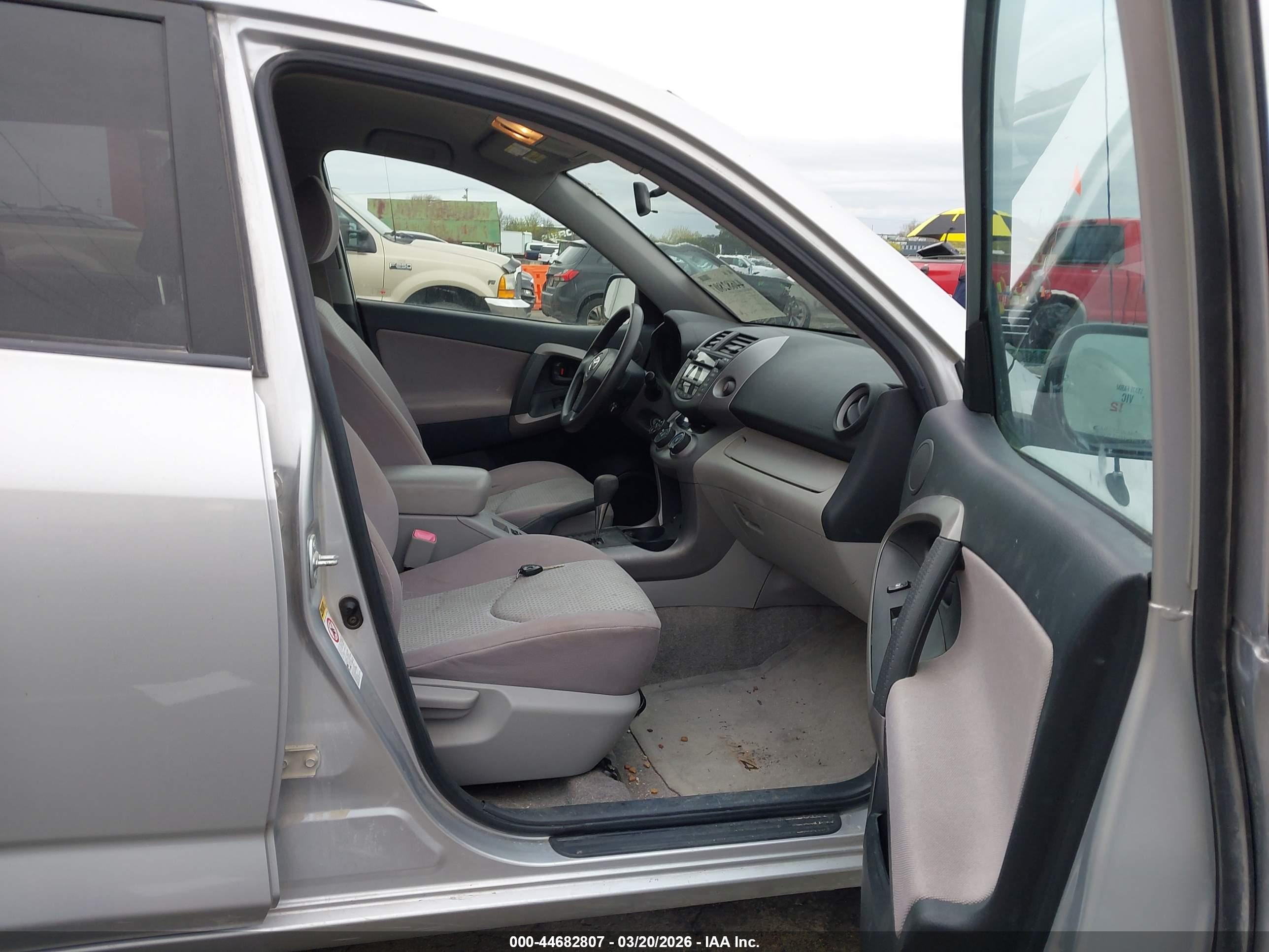 TOYOTA RAV4 image 5
