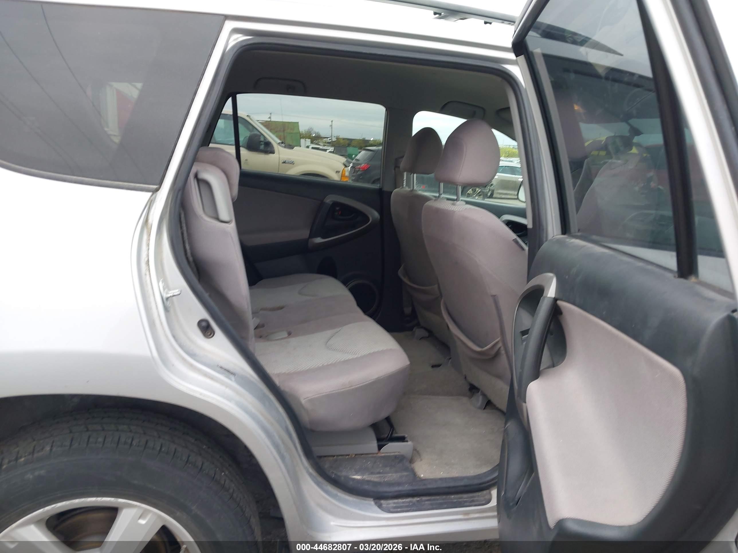TOYOTA RAV4 image 8