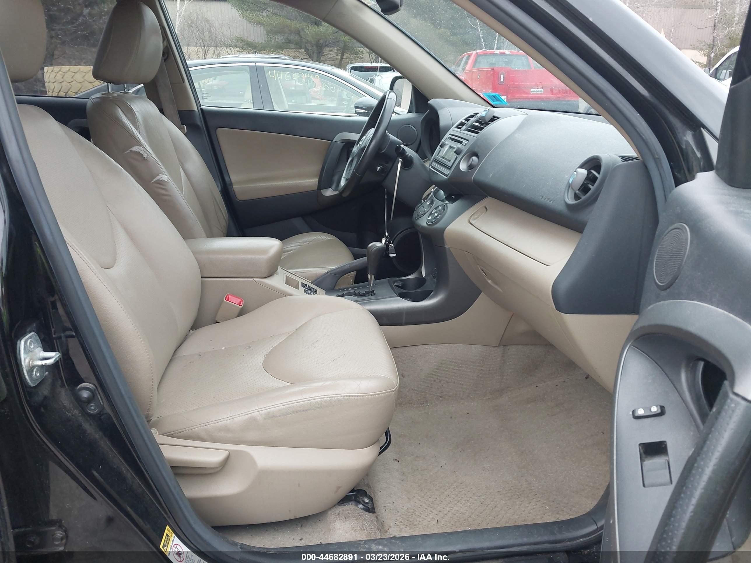 TOYOTA RAV4 image 5