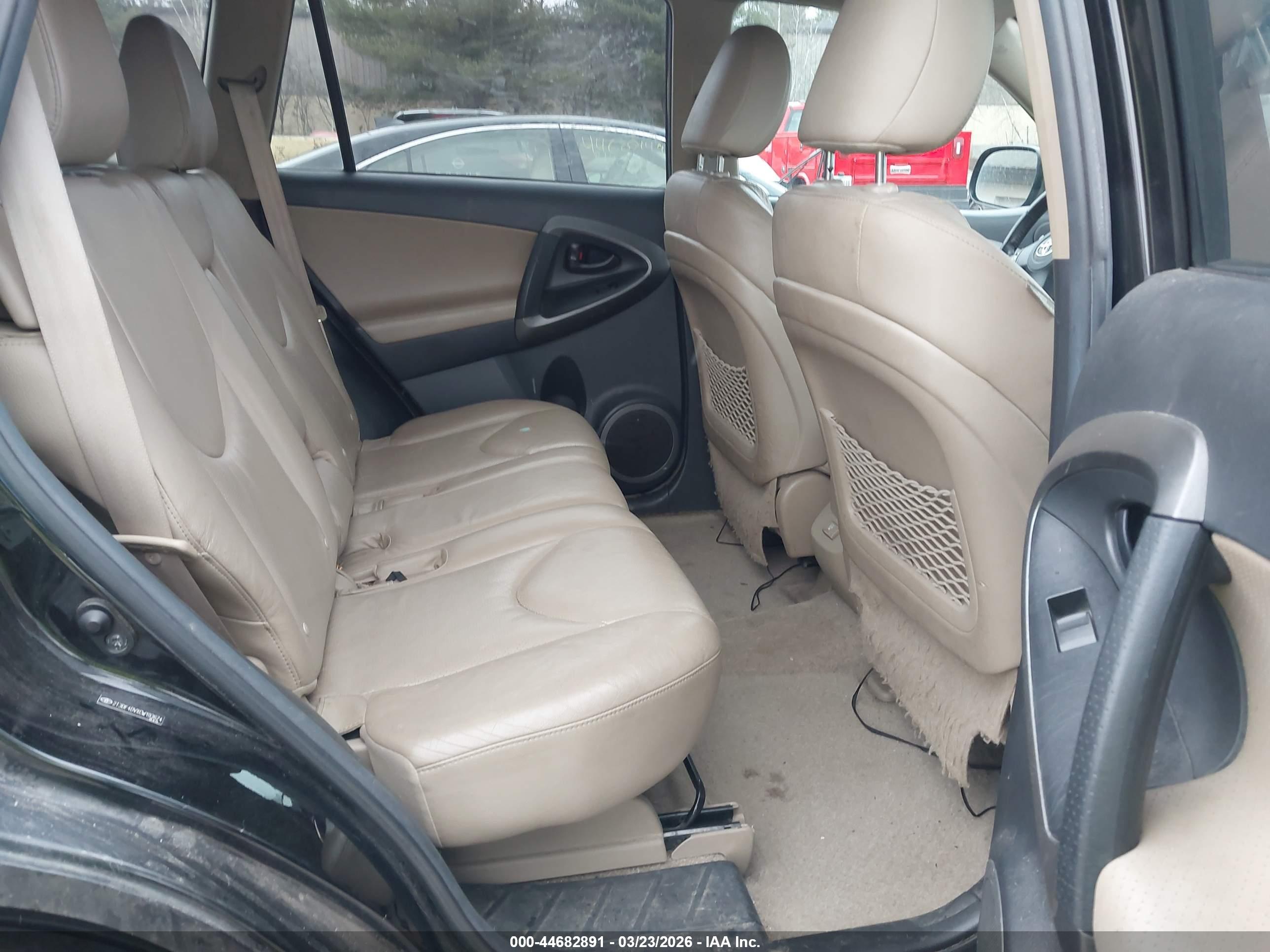TOYOTA RAV4 image 8