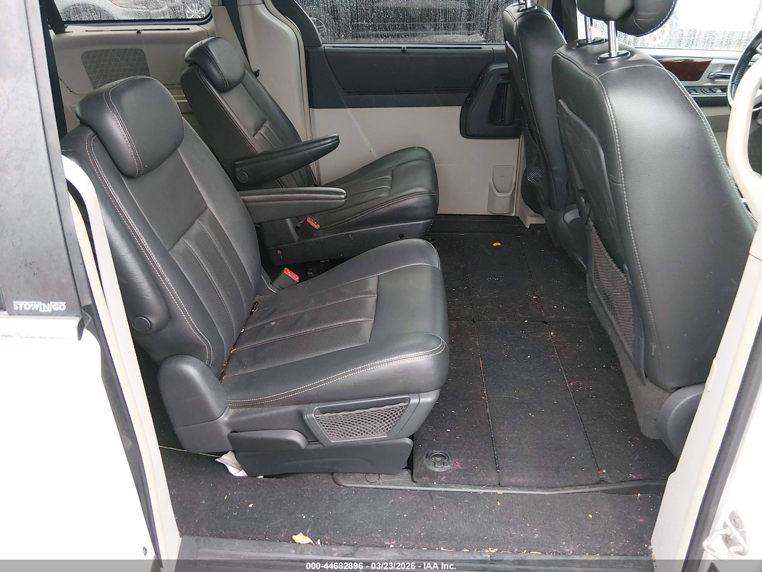 CHRYSLER TOWN image 8