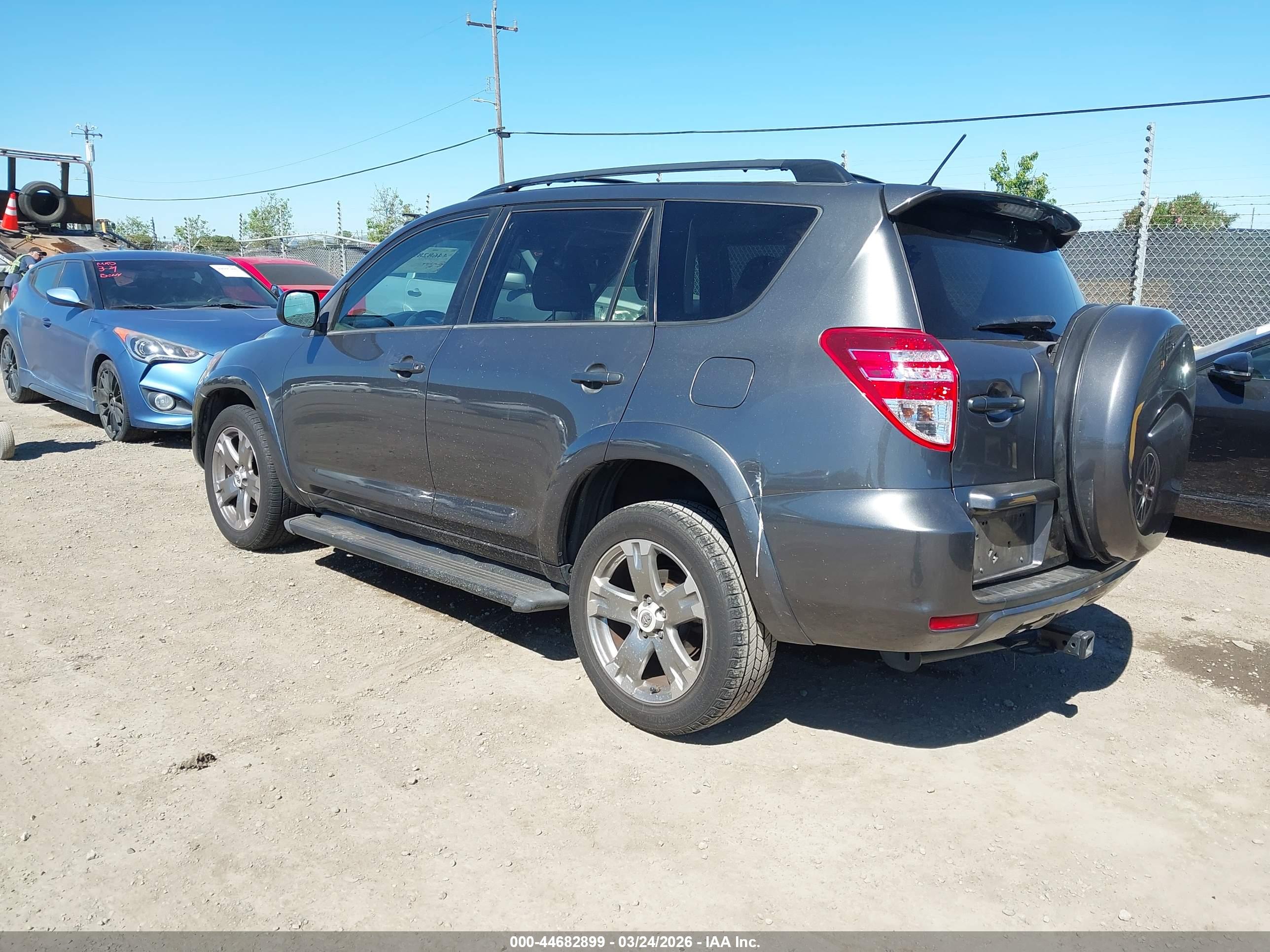 TOYOTA RAV4 image 3