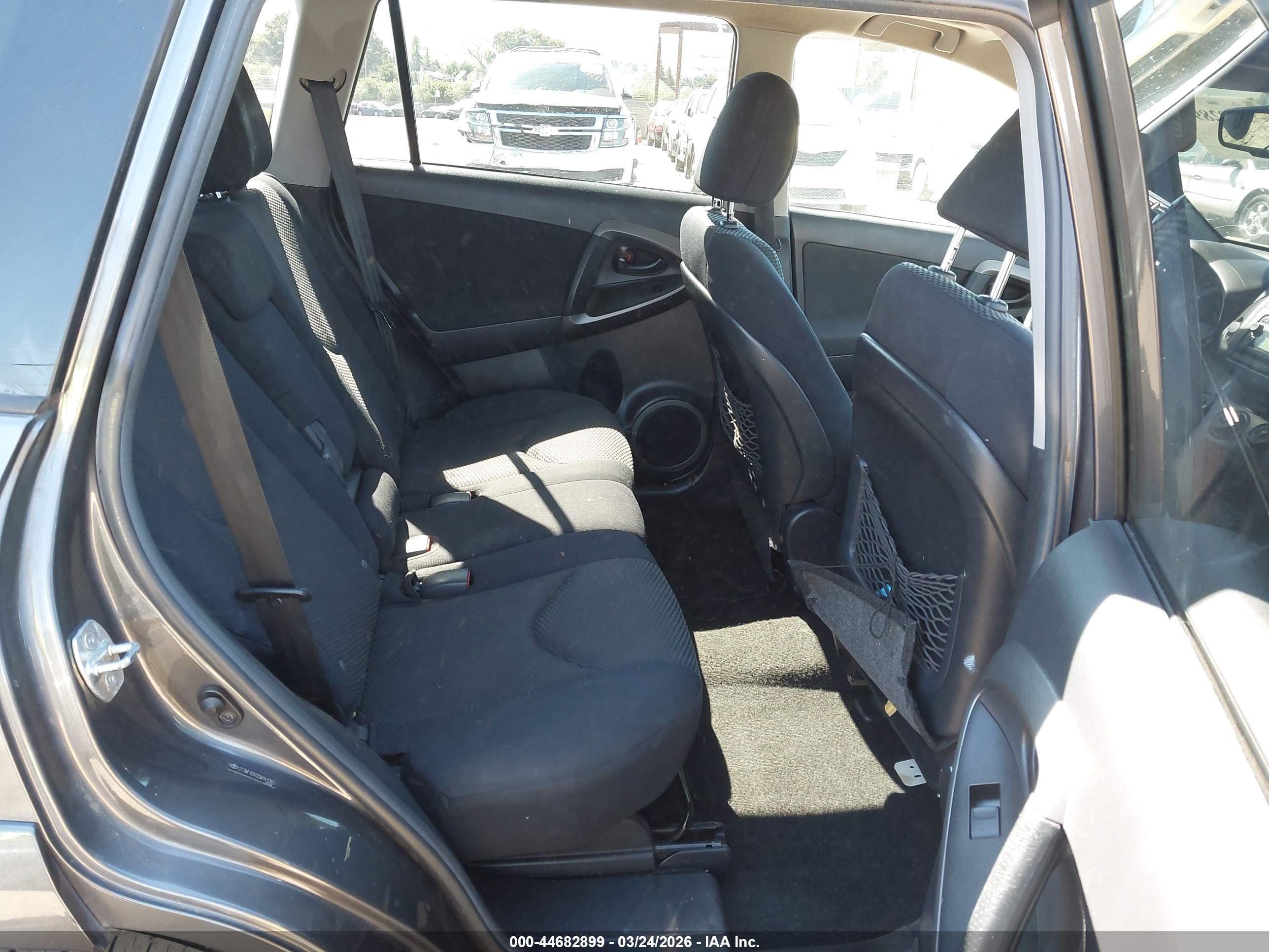 TOYOTA RAV4 image 8