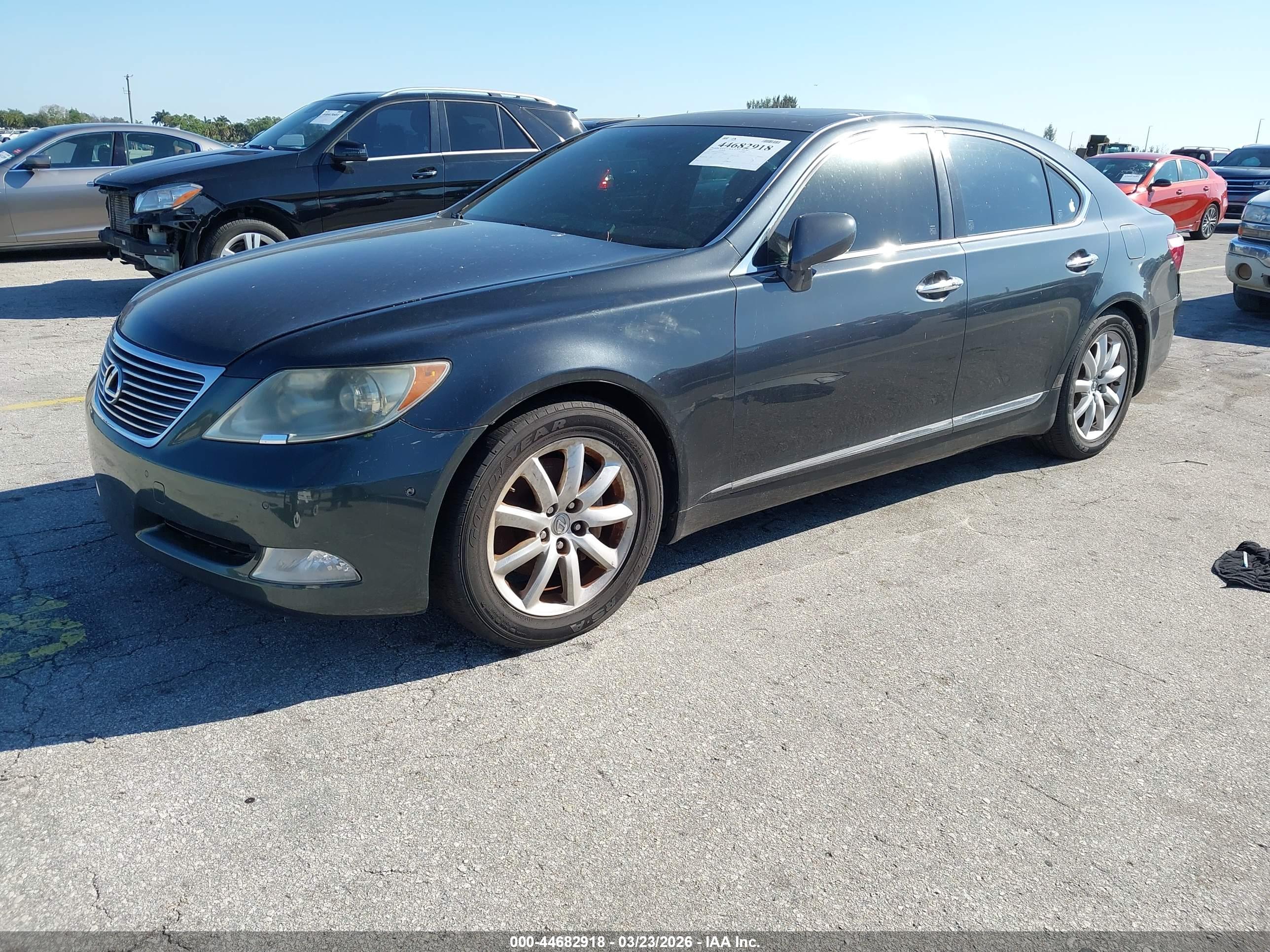 LEXUS LS image 2