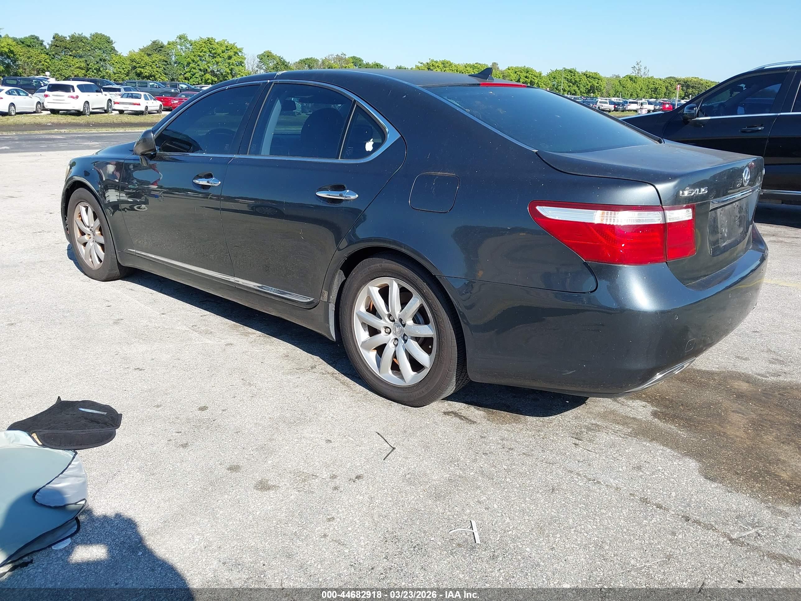 LEXUS LS image 3