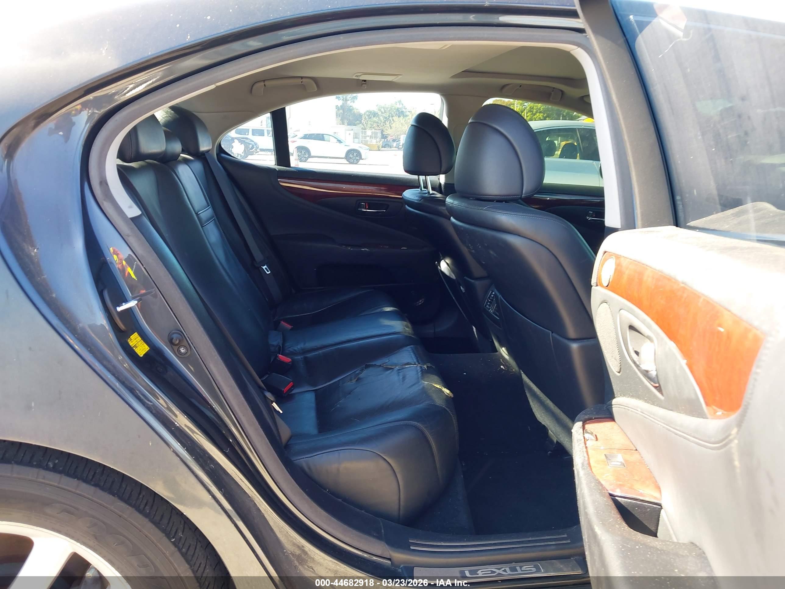 LEXUS LS image 8