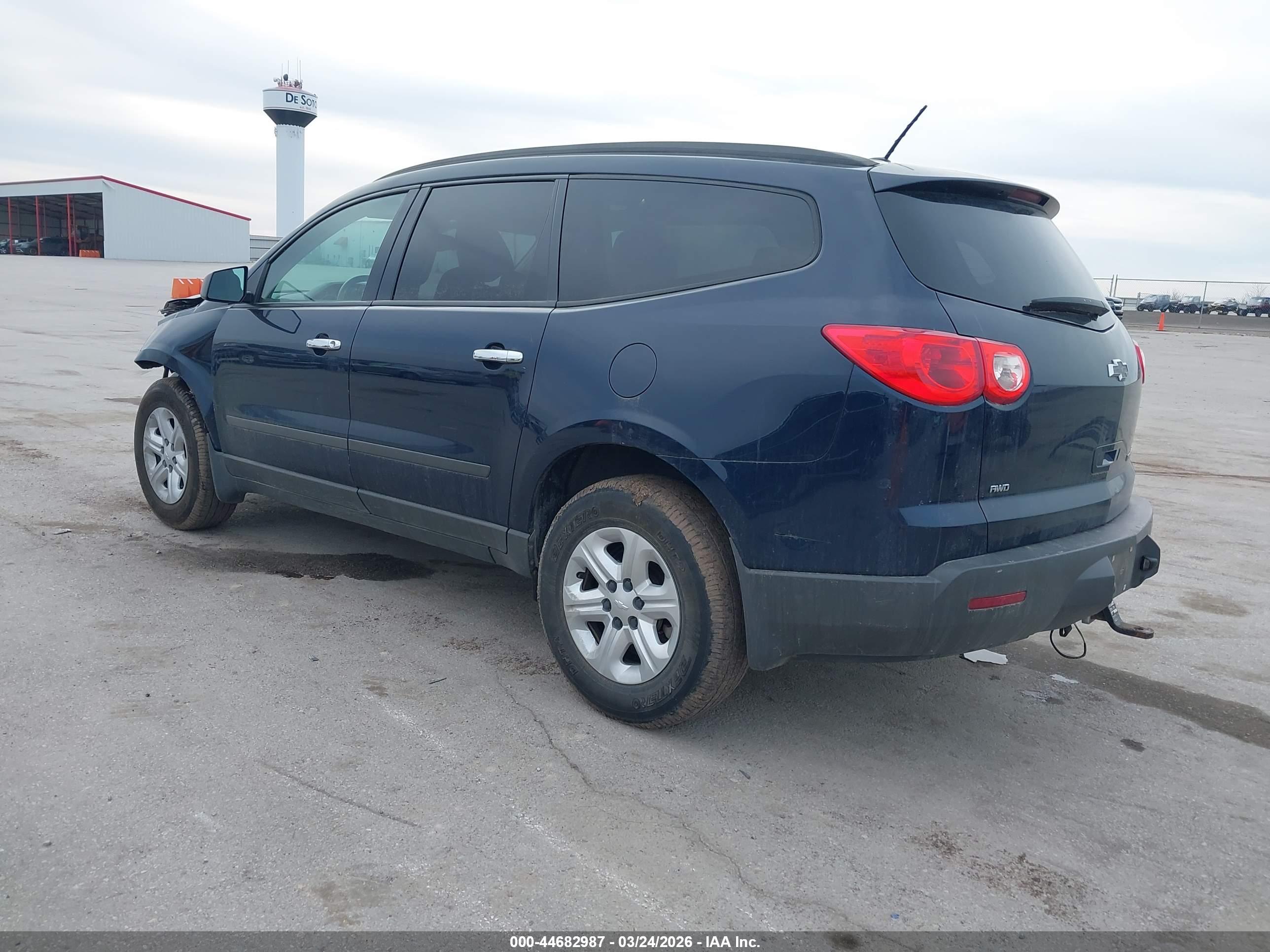 CHEVROLET TRAVERSE image 3