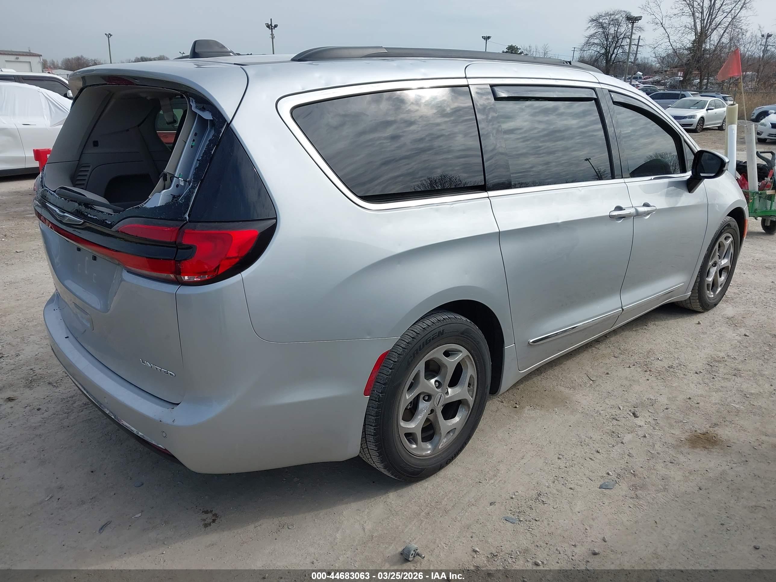 CHRYSLER PACIFICA image 4