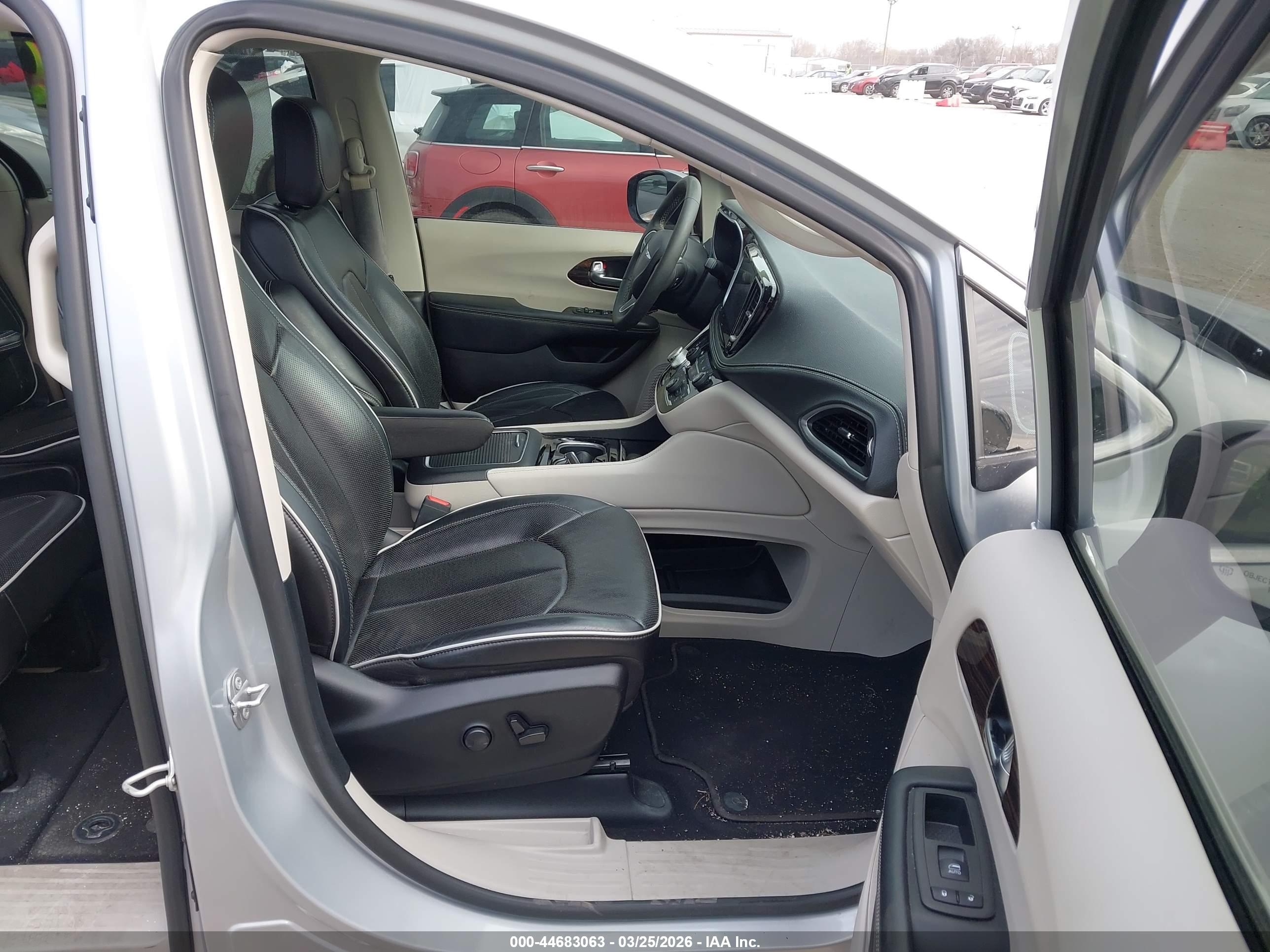 CHRYSLER PACIFICA image 5