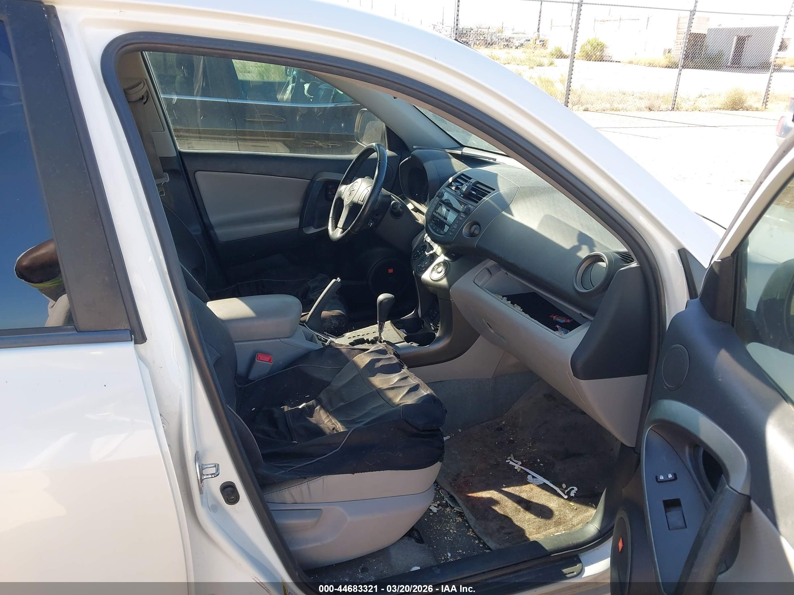 TOYOTA RAV4 image 5