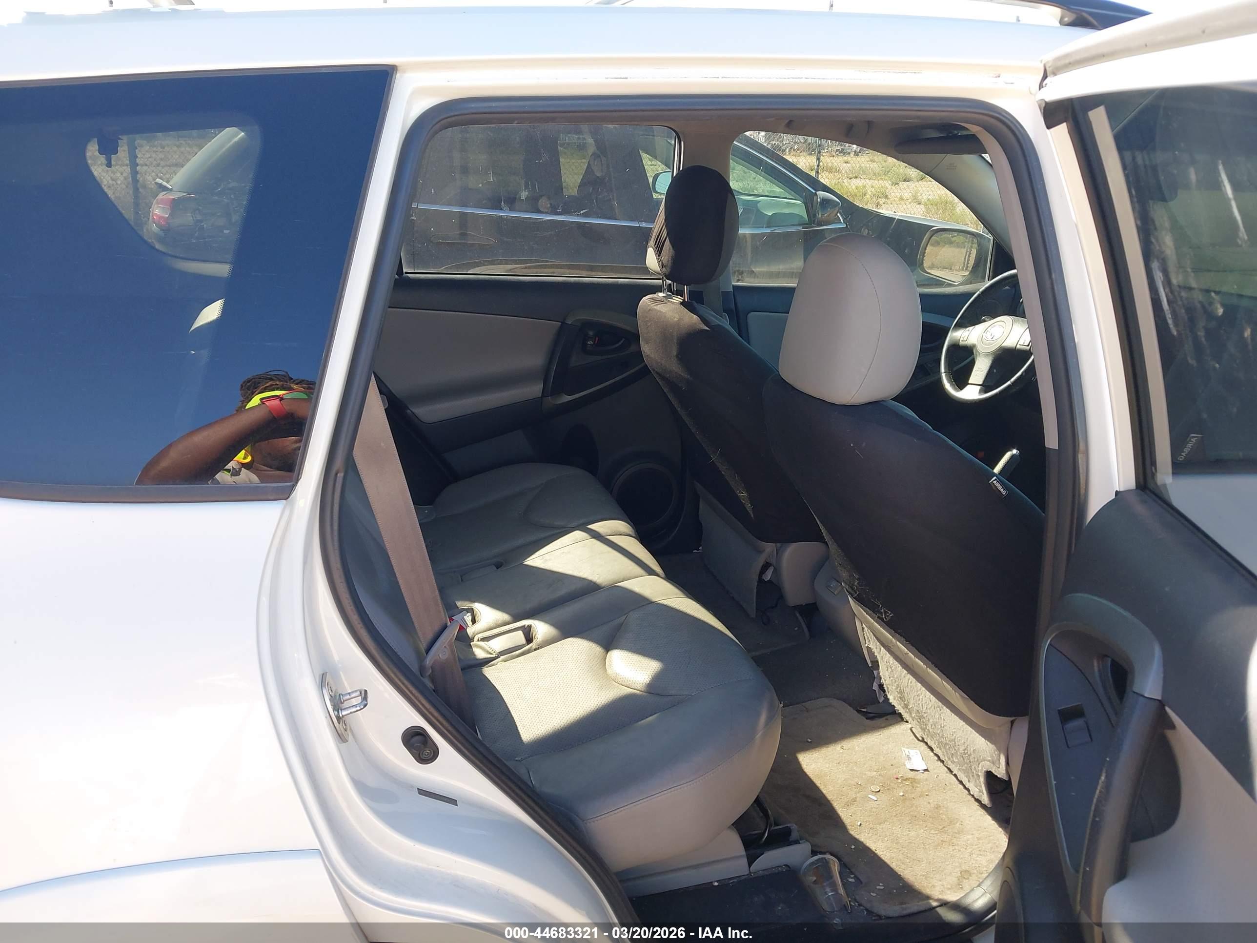 TOYOTA RAV4 image 8