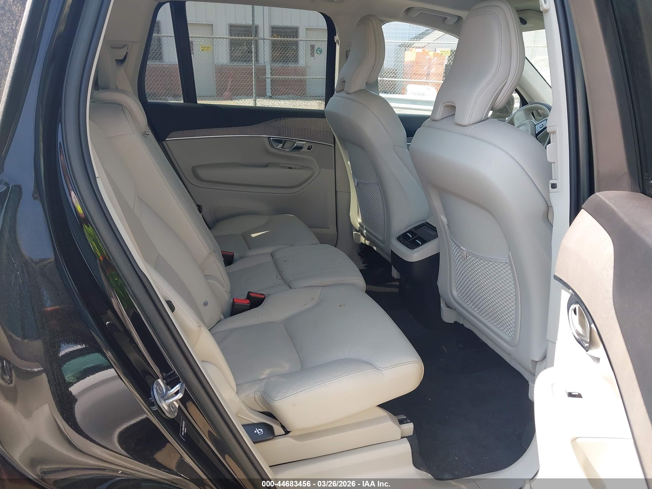 VOLVO XC90 image 8