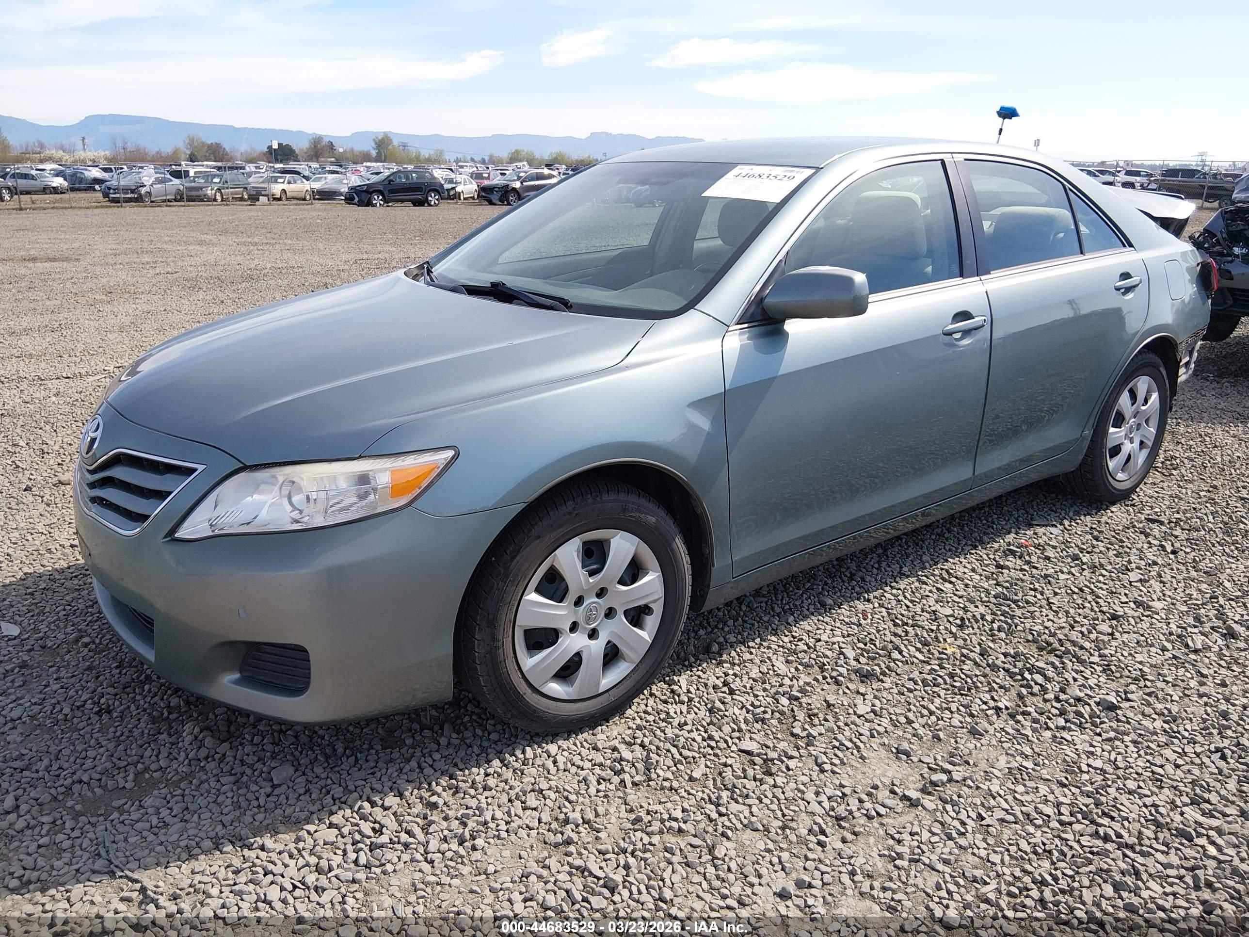 TOYOTA CAMRY image 2