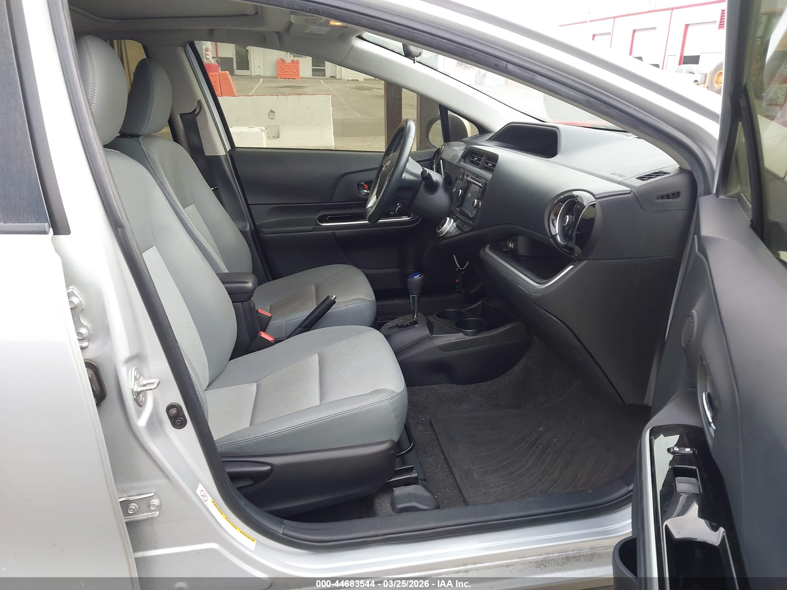 TOYOTA PRIUS image 5