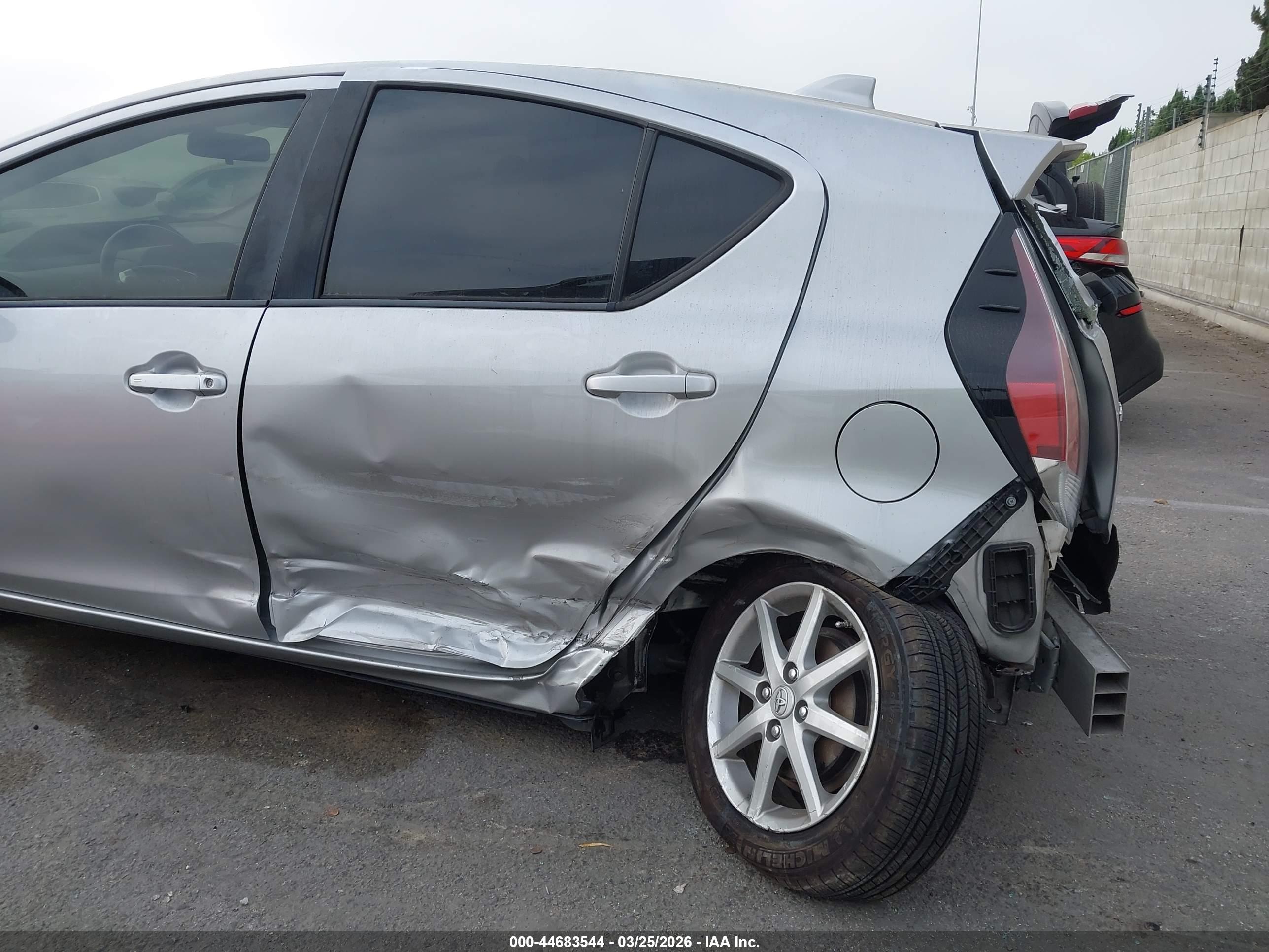 TOYOTA PRIUS image 6