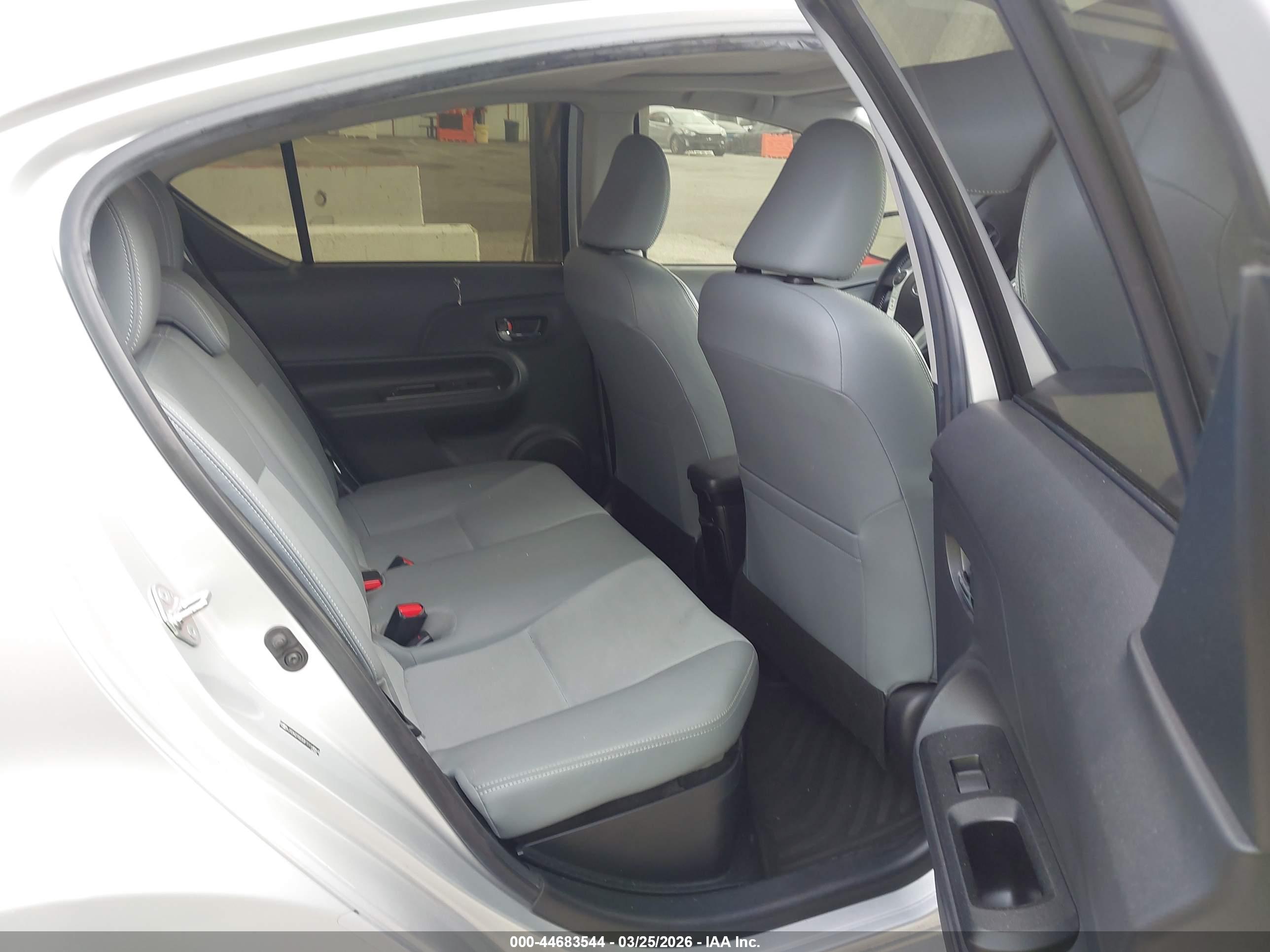 TOYOTA PRIUS image 8