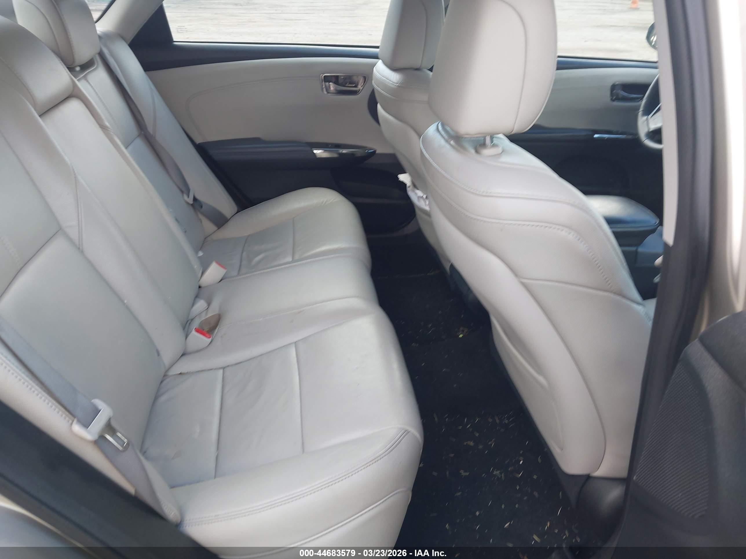 TOYOTA AVALON image 8