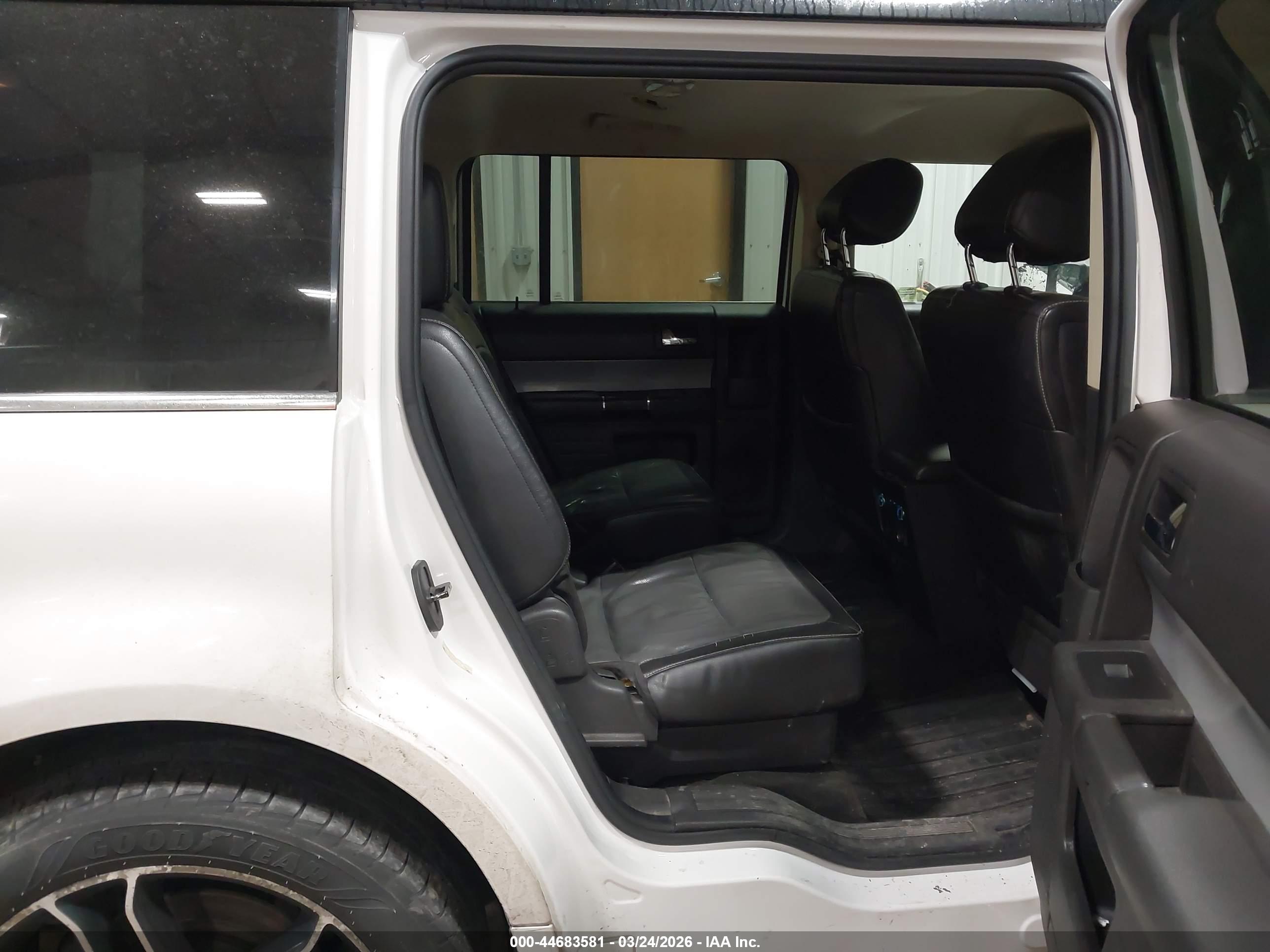 FORD FLEX image 8