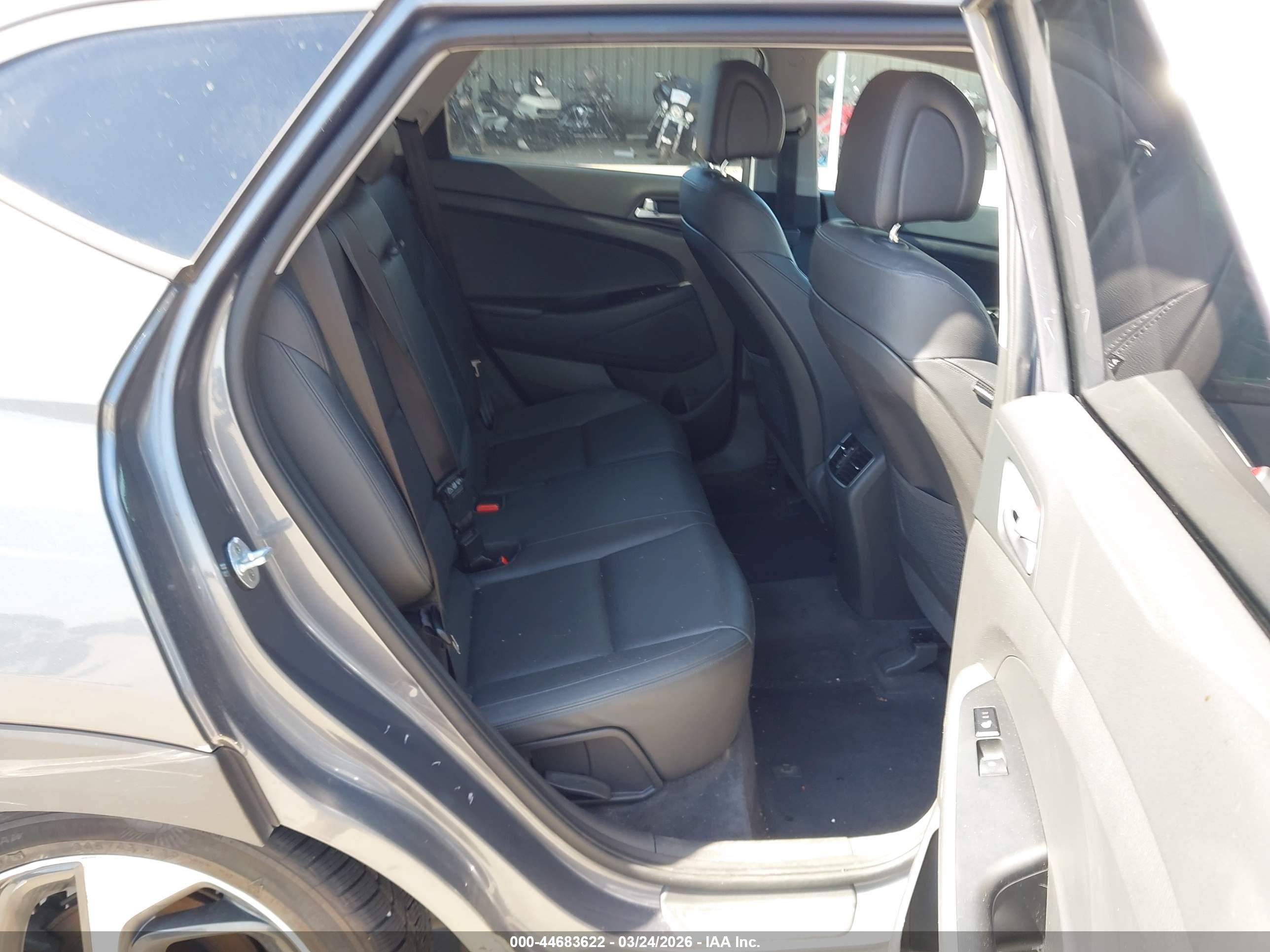 HYUNDAI TUCSON image 8