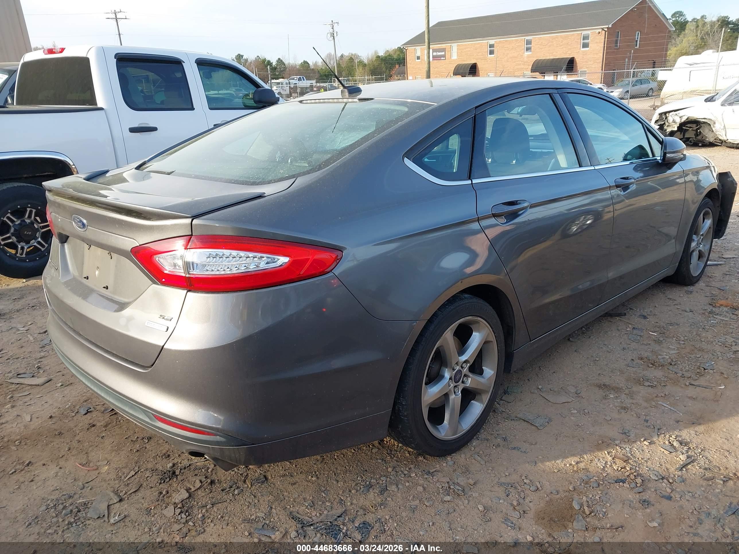 FORD FUSION image 4