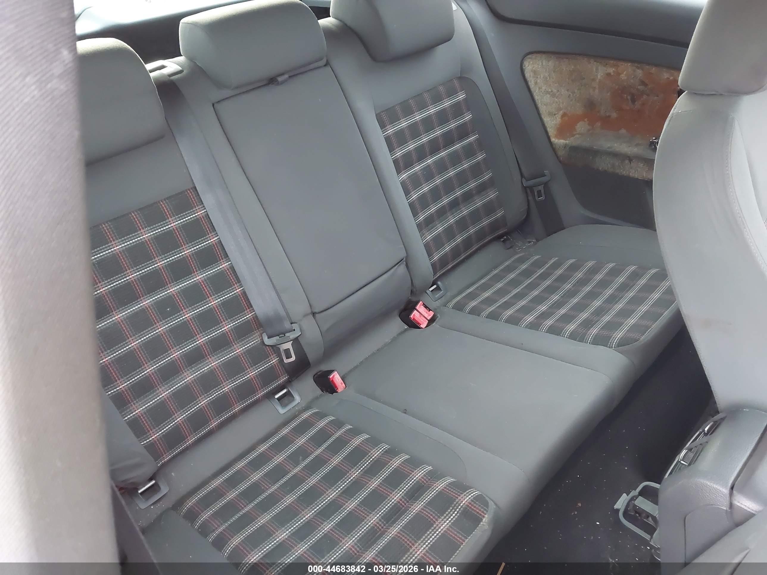 VOLKSWAGEN GTI image 8