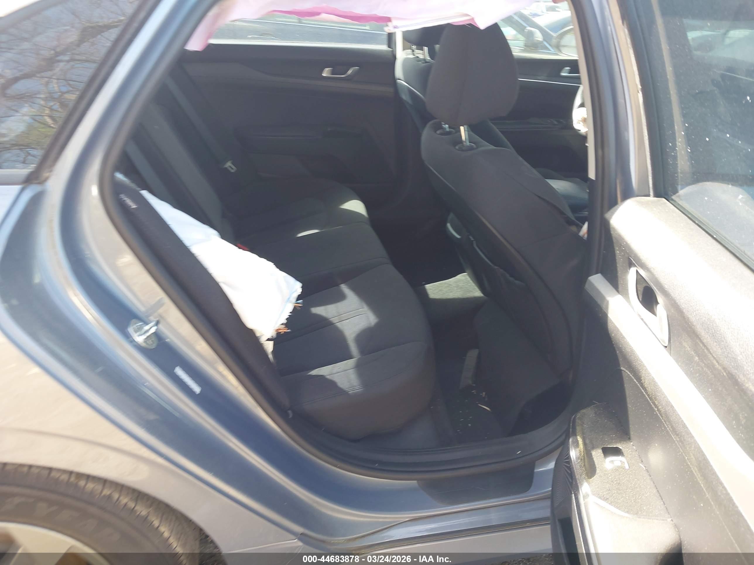 KIA K5 image 8