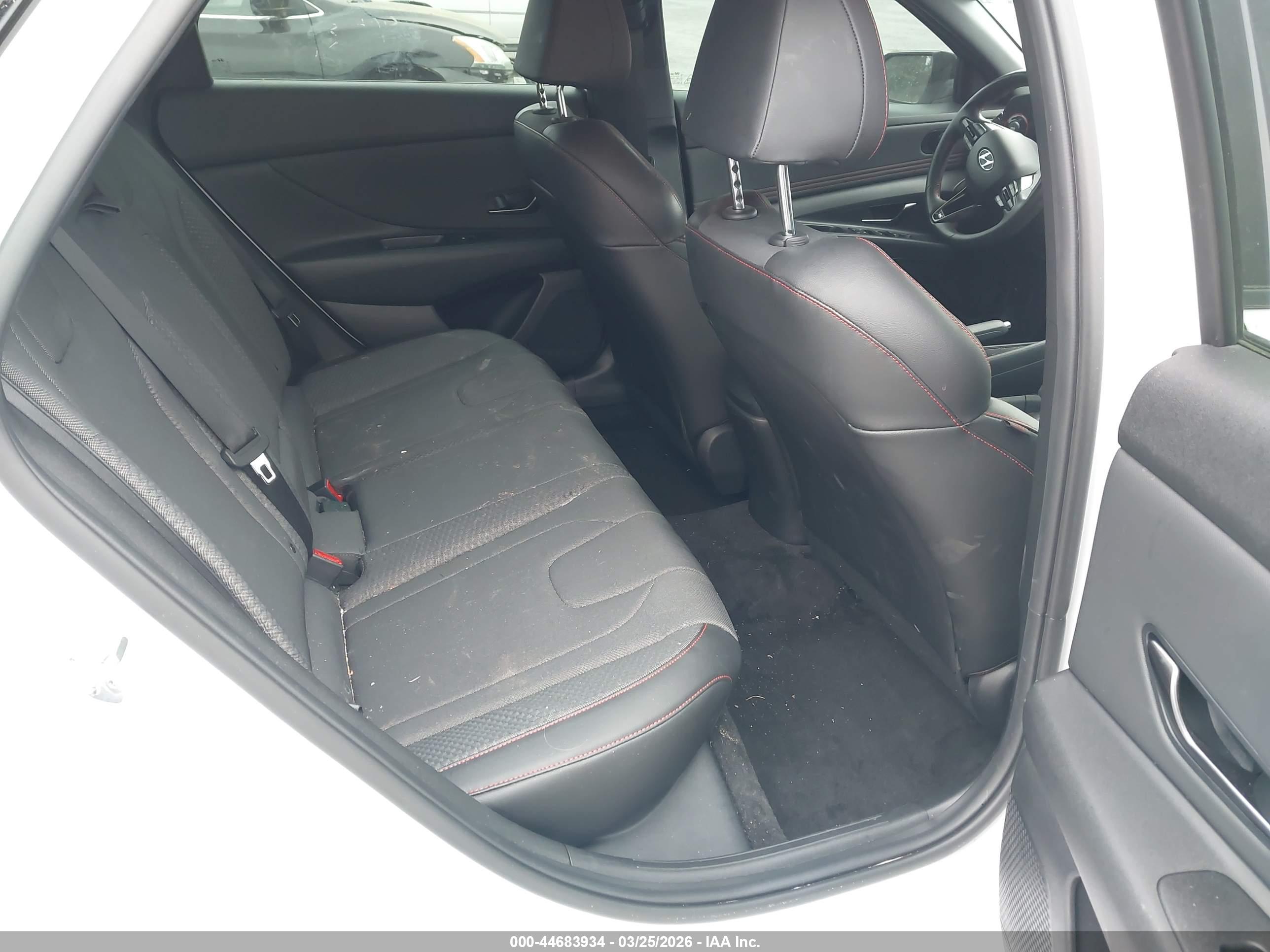 HYUNDAI ELANTRA image 8
