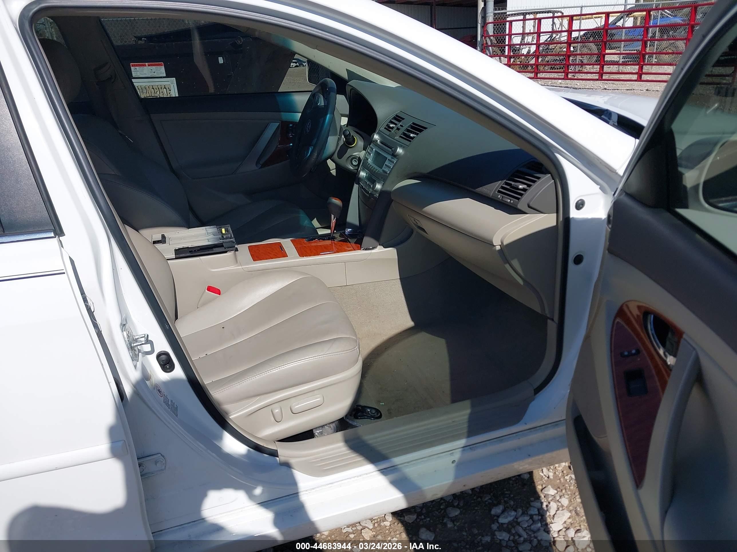 TOYOTA CAMRY image 5