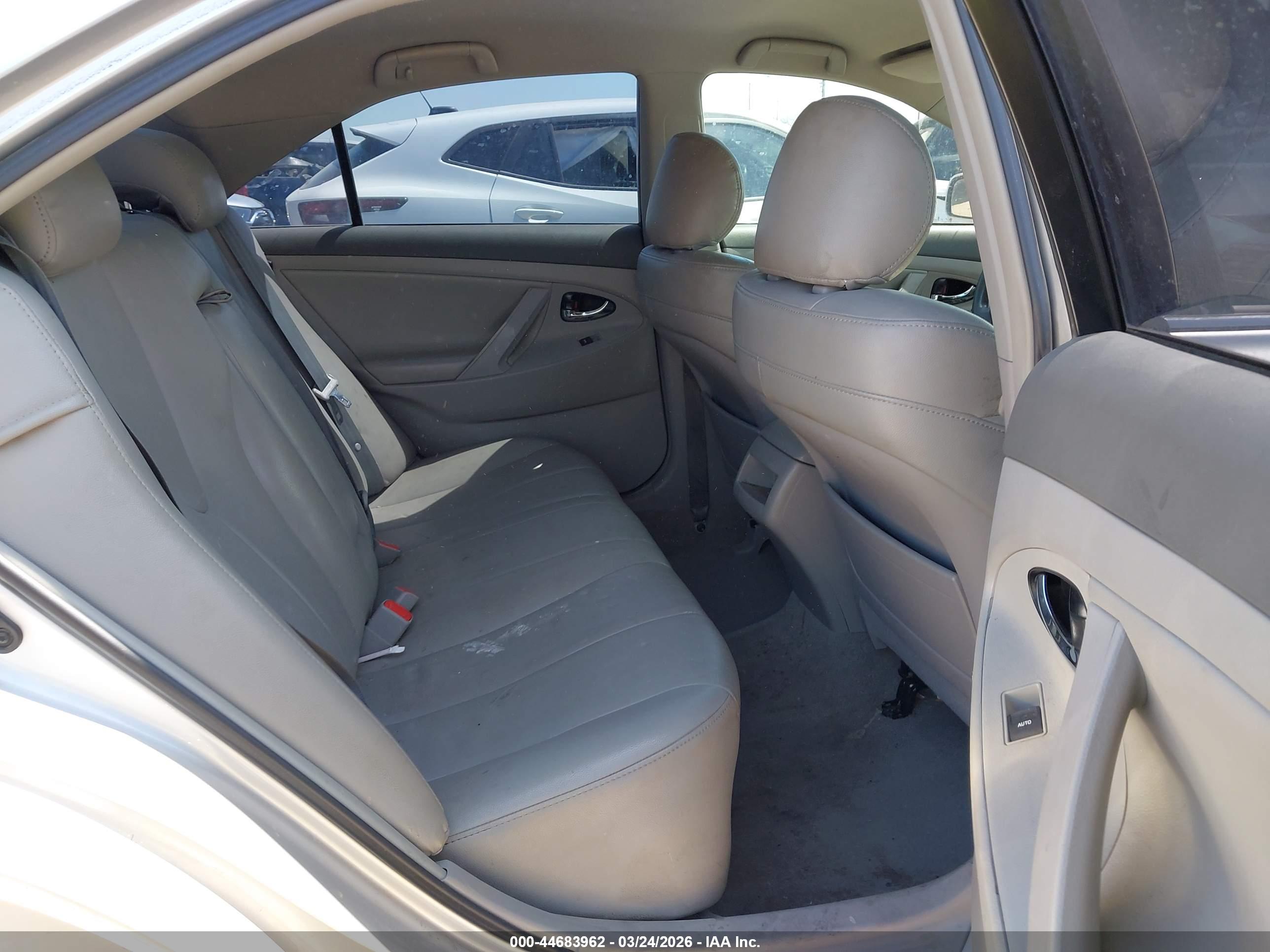 TOYOTA CAMRY image 8