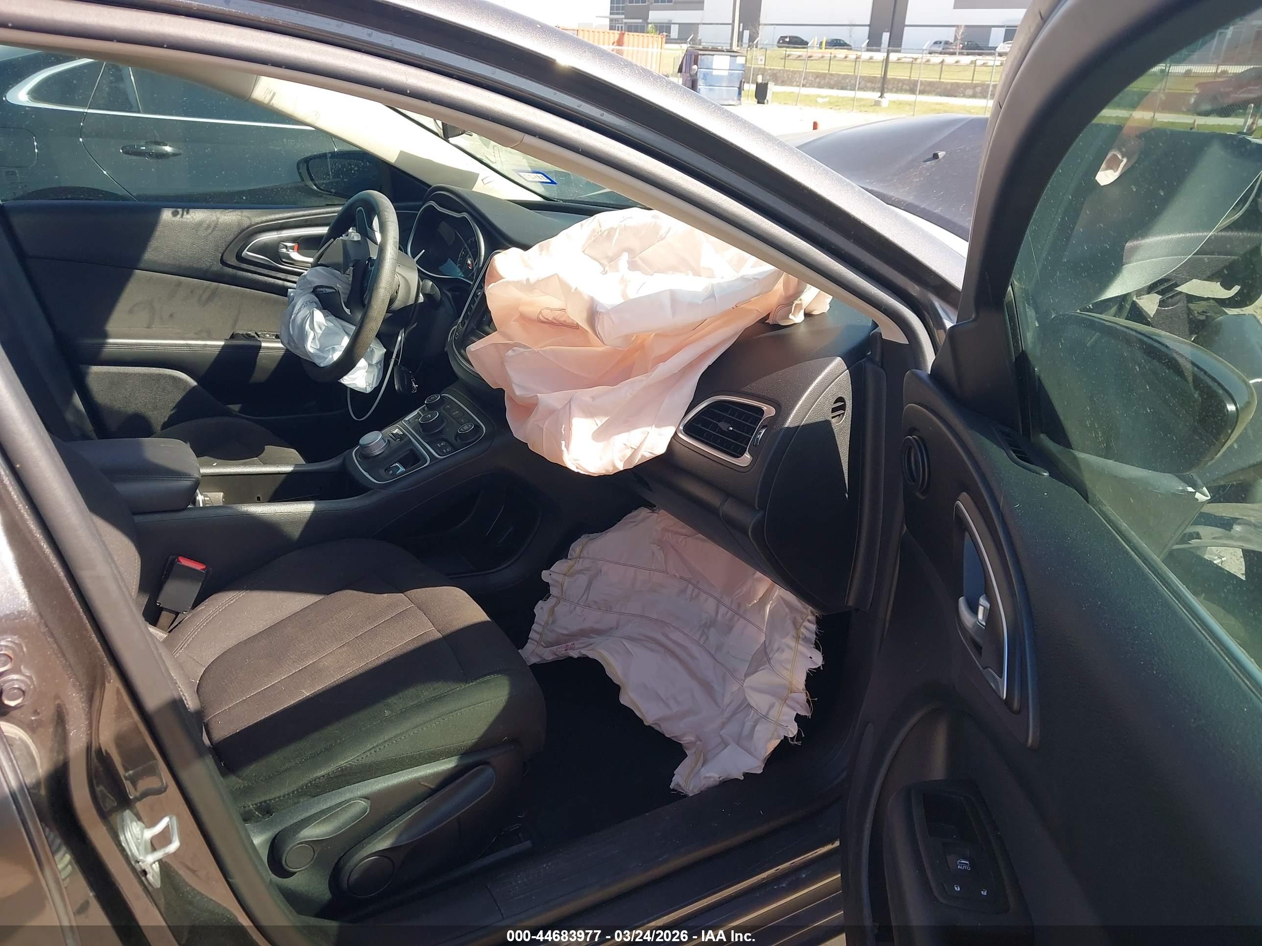 CHRYSLER 200 image 5