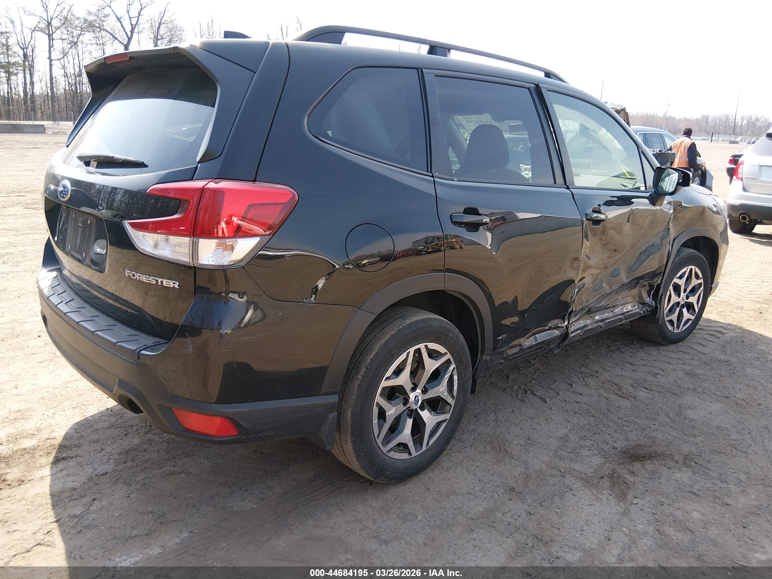 SUBARU FORESTER image 4
