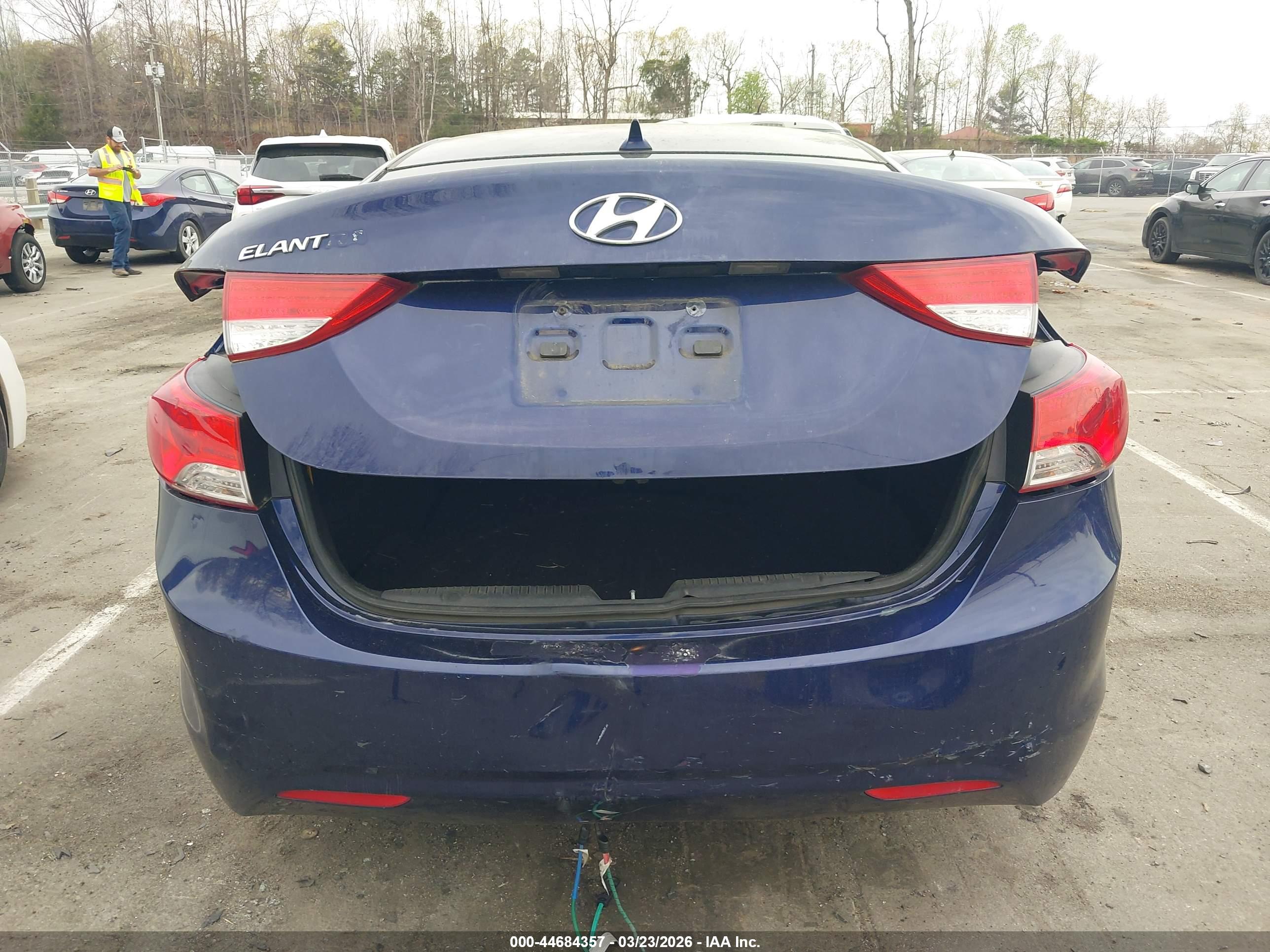 HYUNDAI ELANTRA image 6