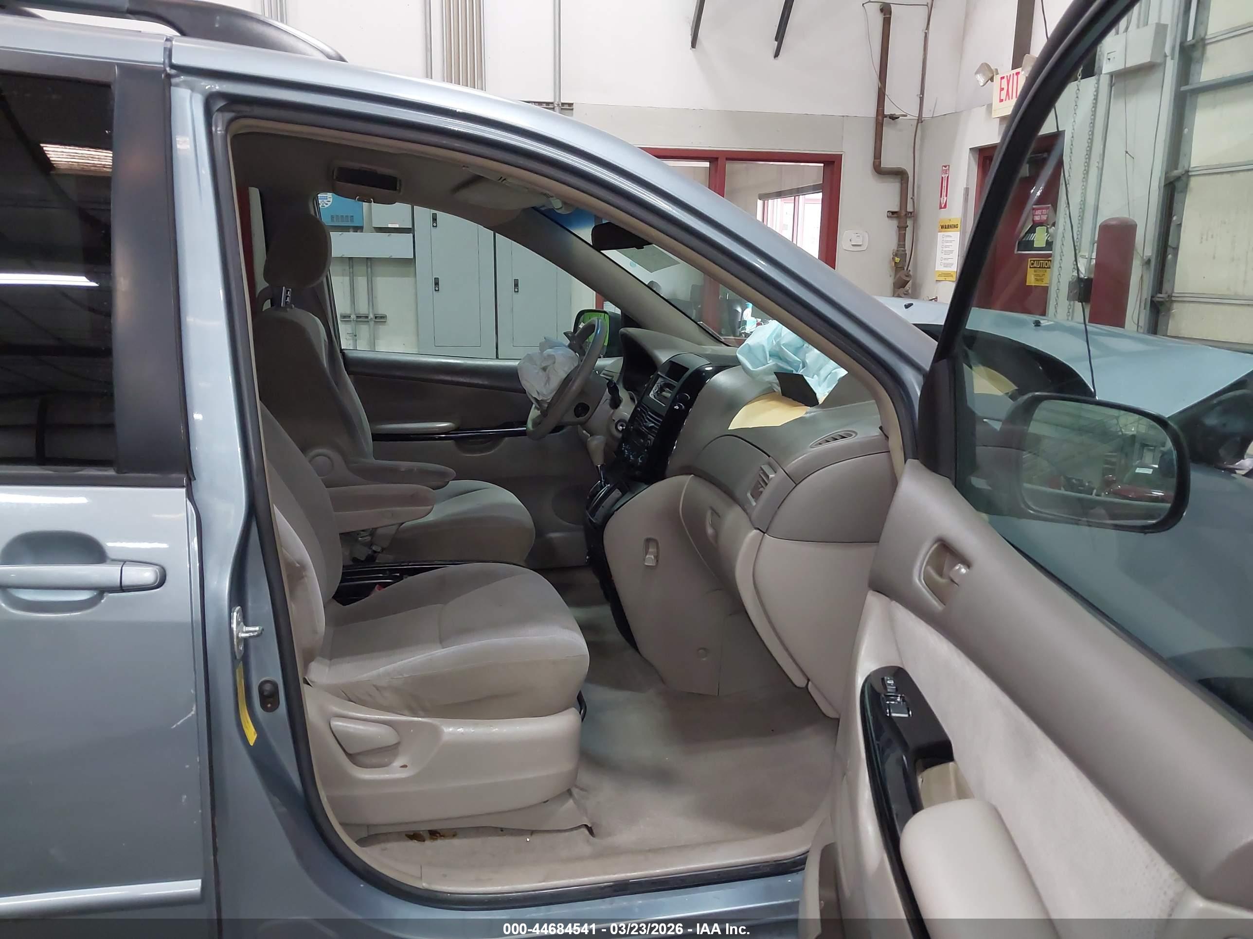 TOYOTA SIENNA image 5
