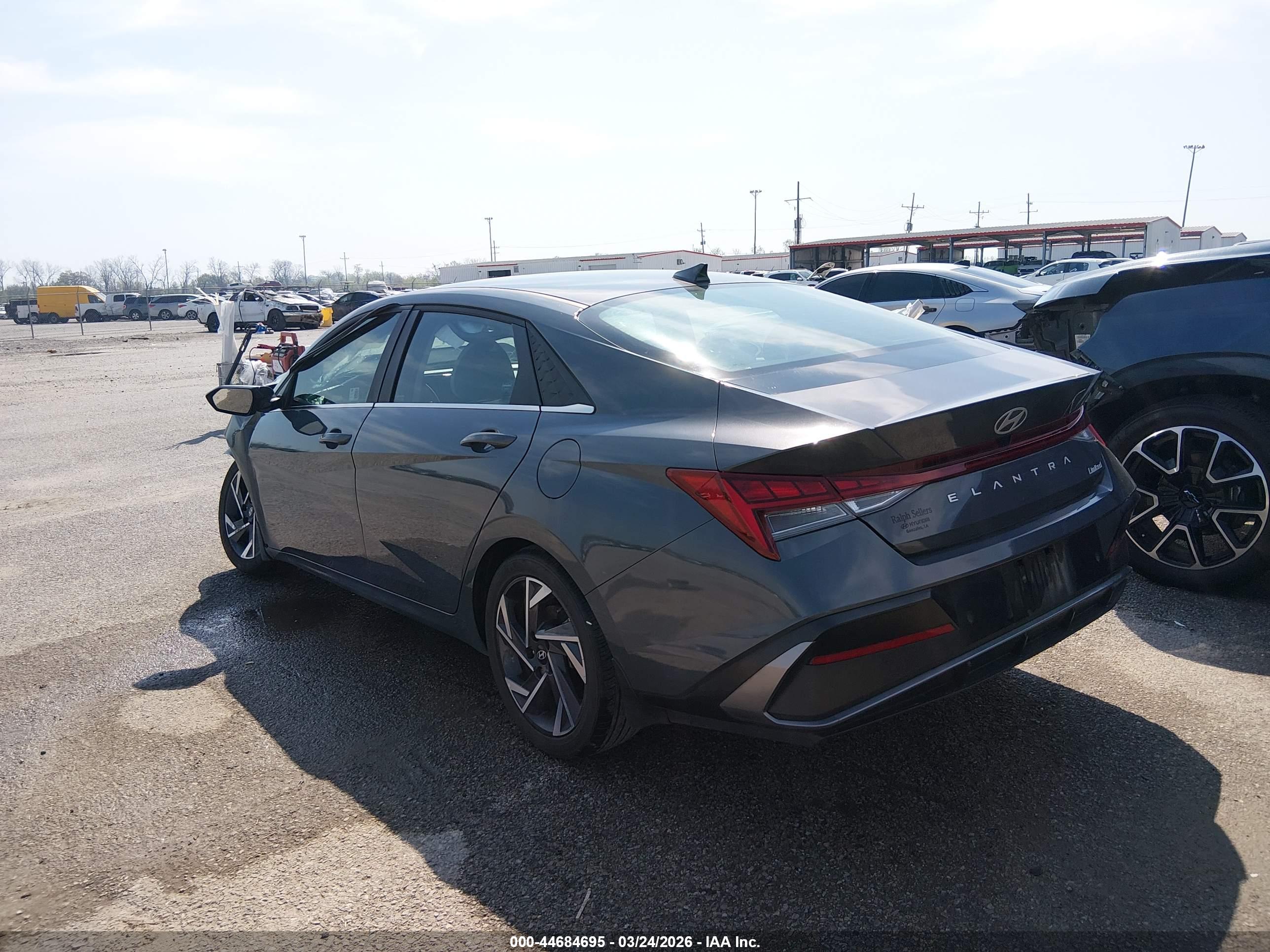 HYUNDAI ELANTRA image 3