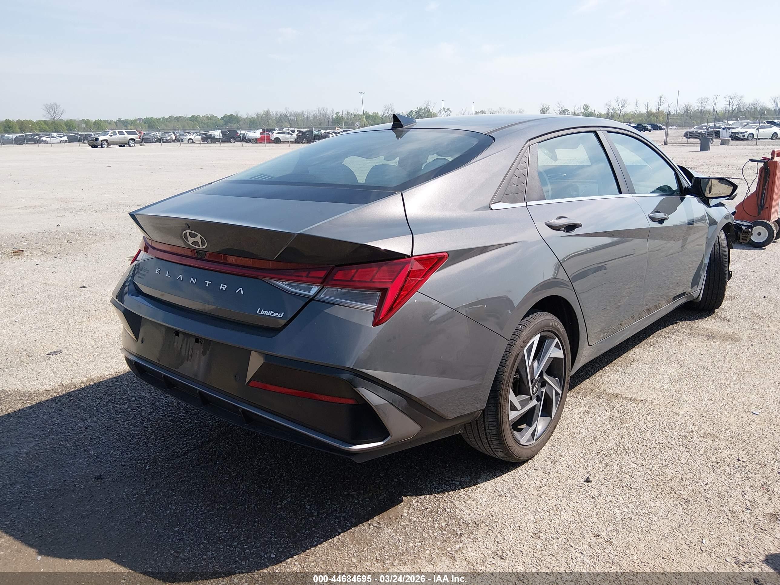 HYUNDAI ELANTRA image 4