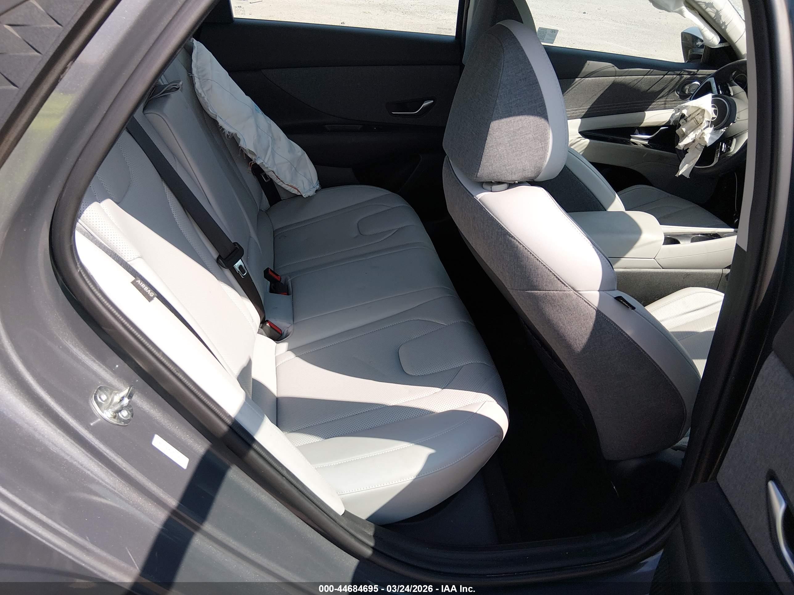 HYUNDAI ELANTRA image 8