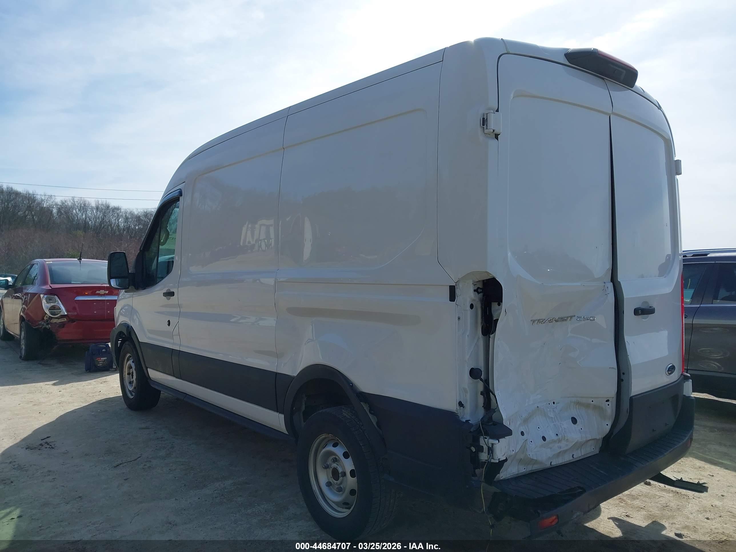 FORD TRANSIT-250 image 3