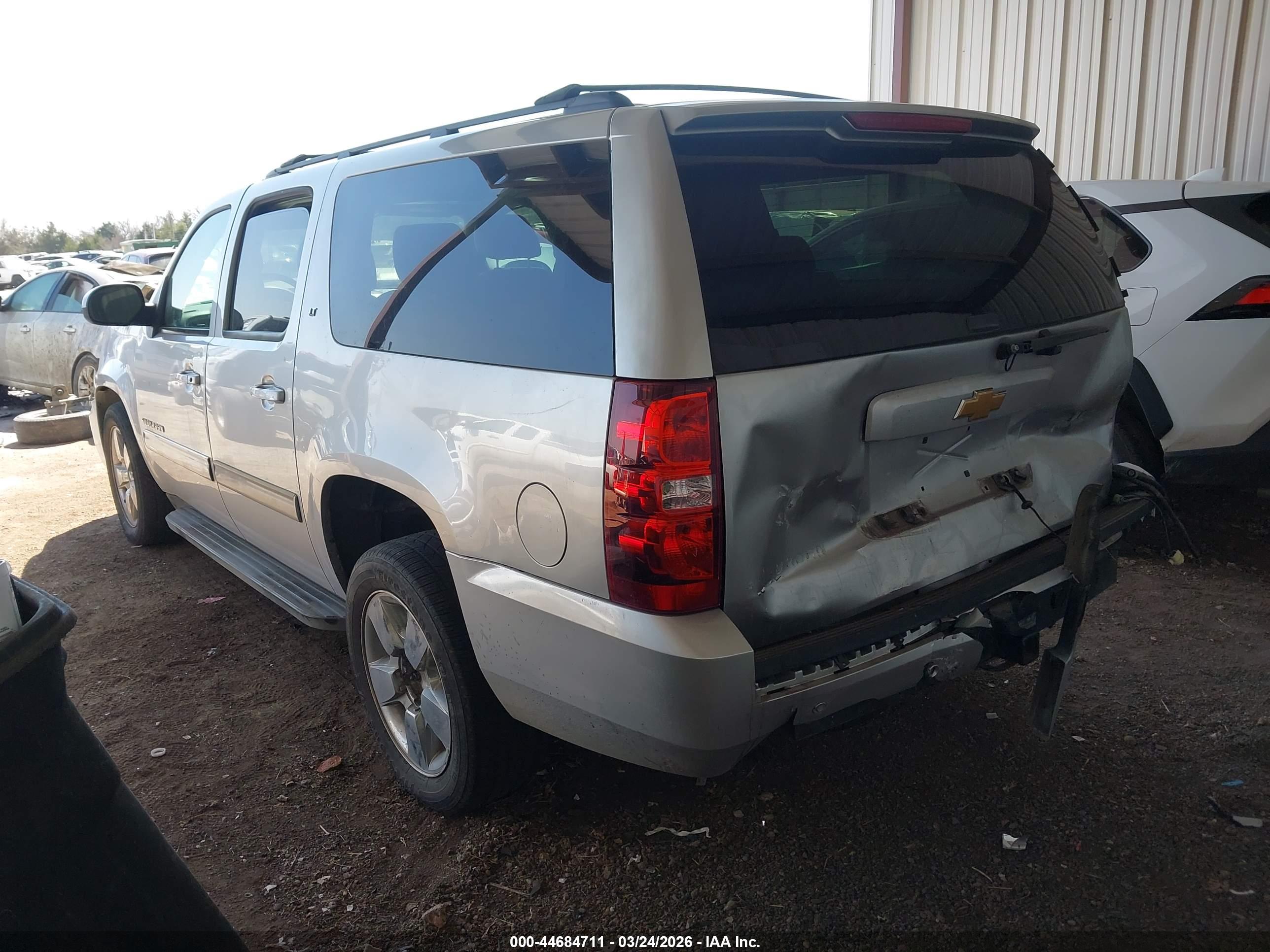 CHEVROLET SUBURBAN image 3