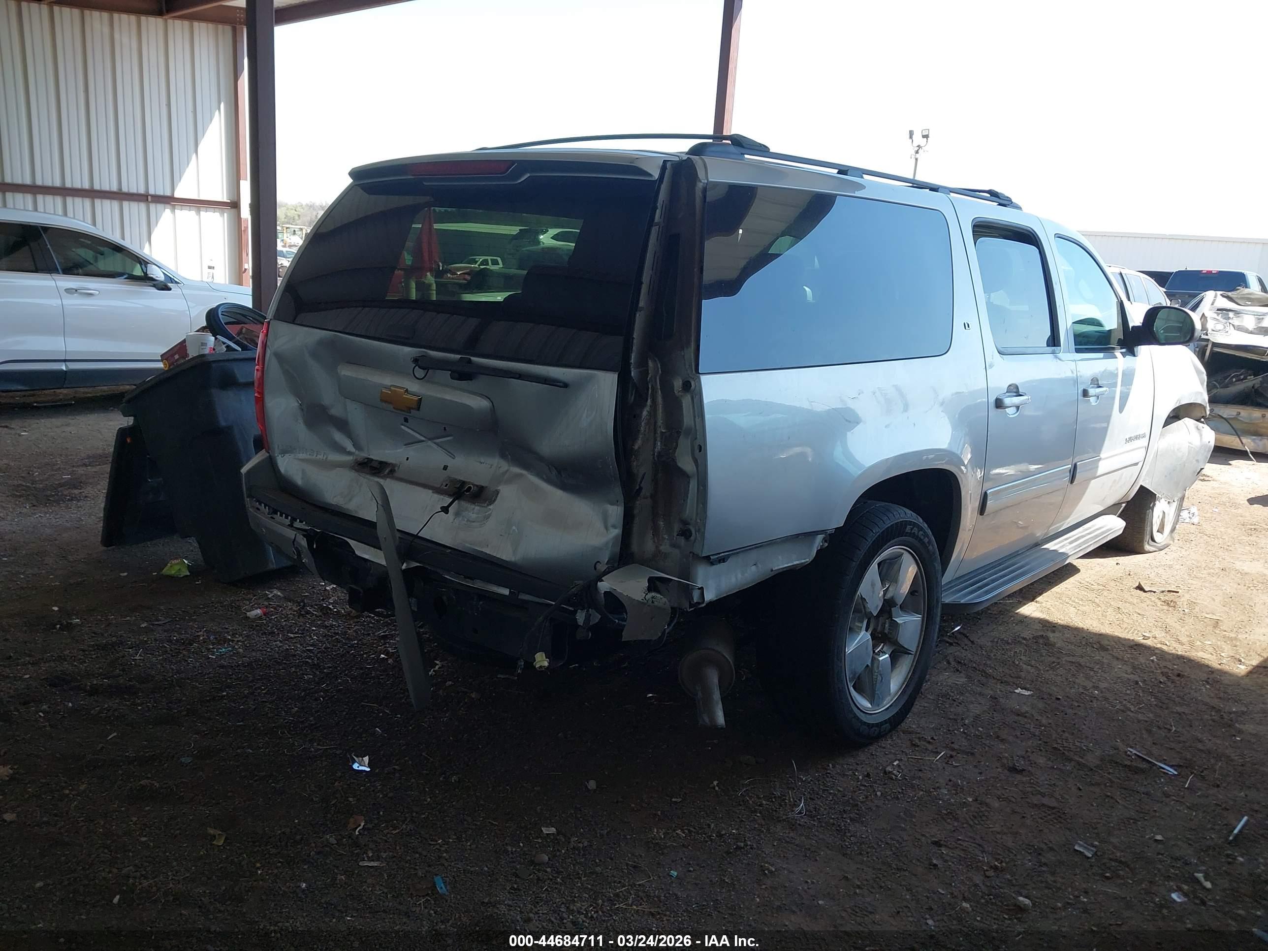 CHEVROLET SUBURBAN image 4