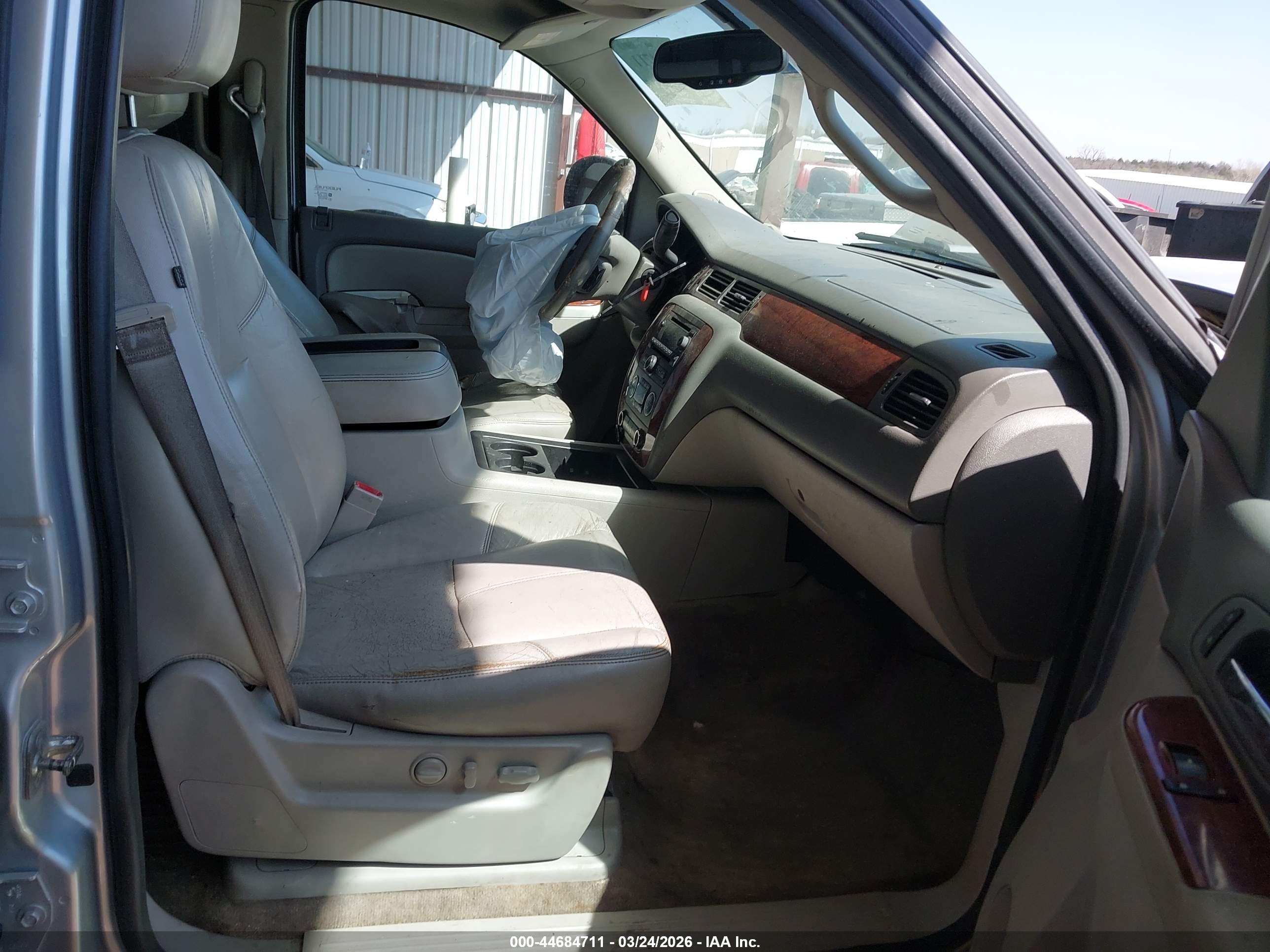 CHEVROLET SUBURBAN image 5