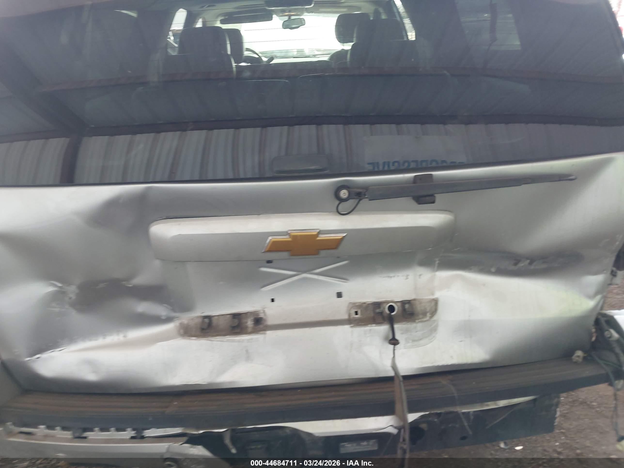CHEVROLET SUBURBAN image 6