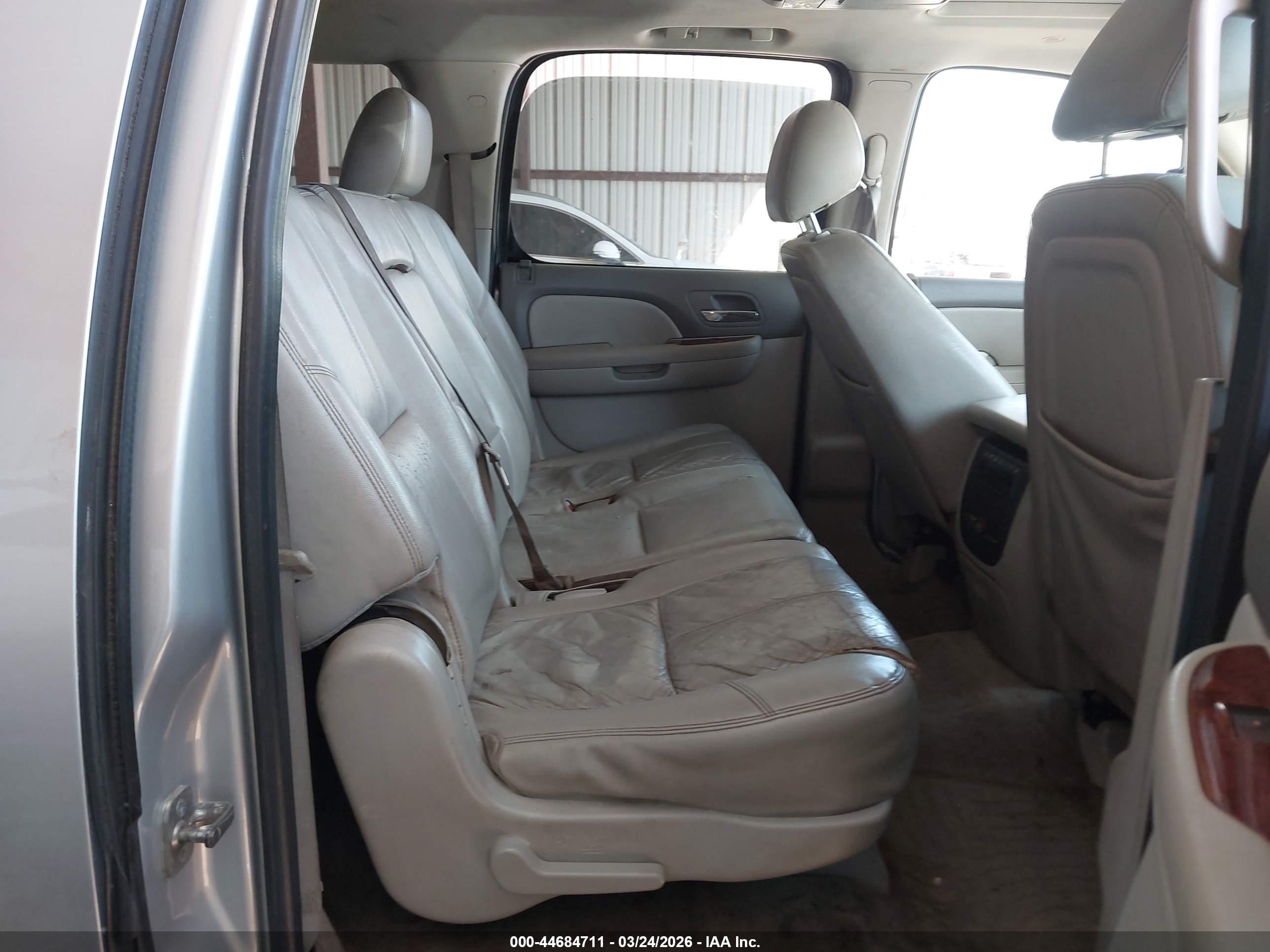 CHEVROLET SUBURBAN image 8