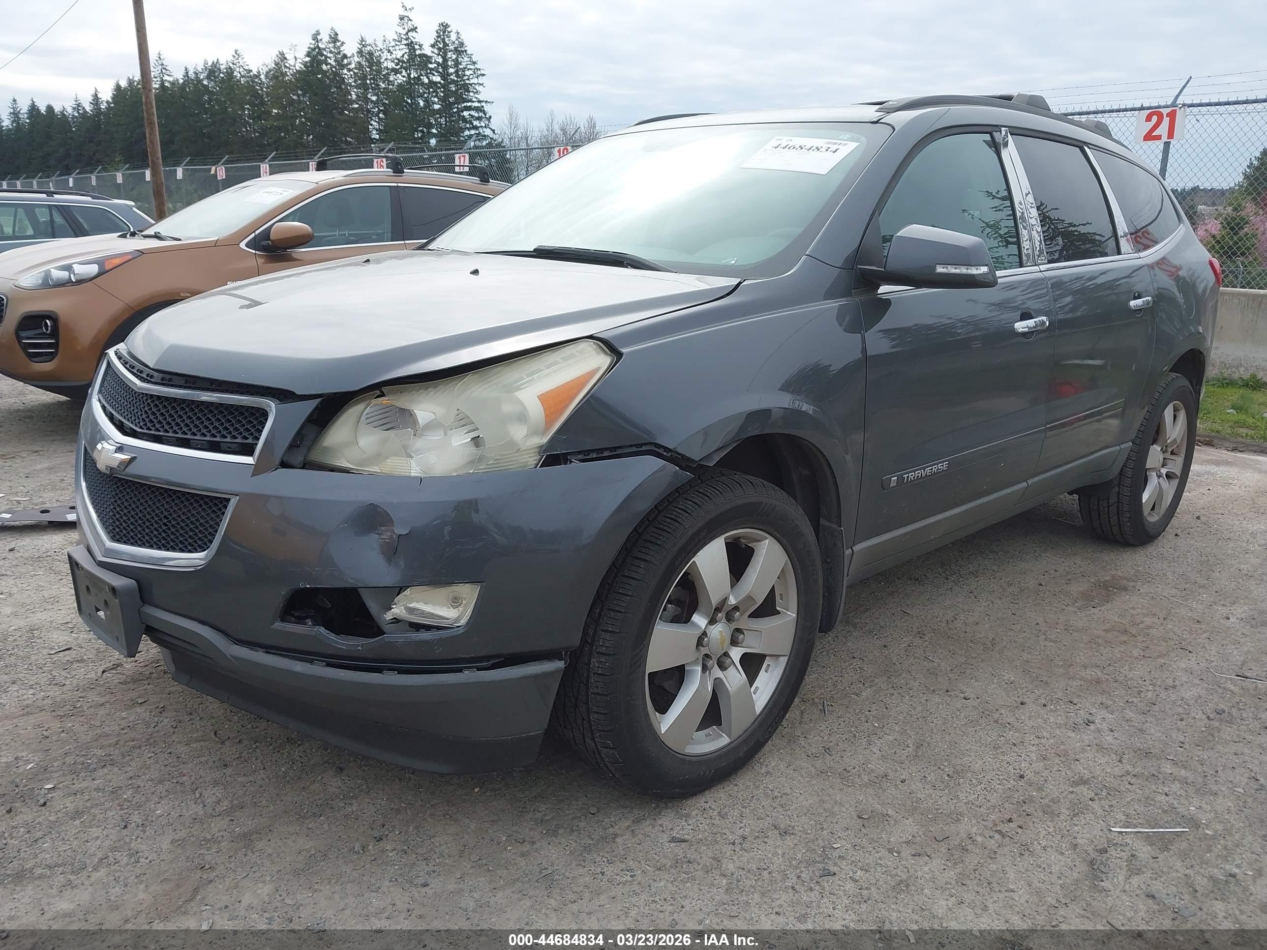 CHEVROLET TRAVERSE image 2